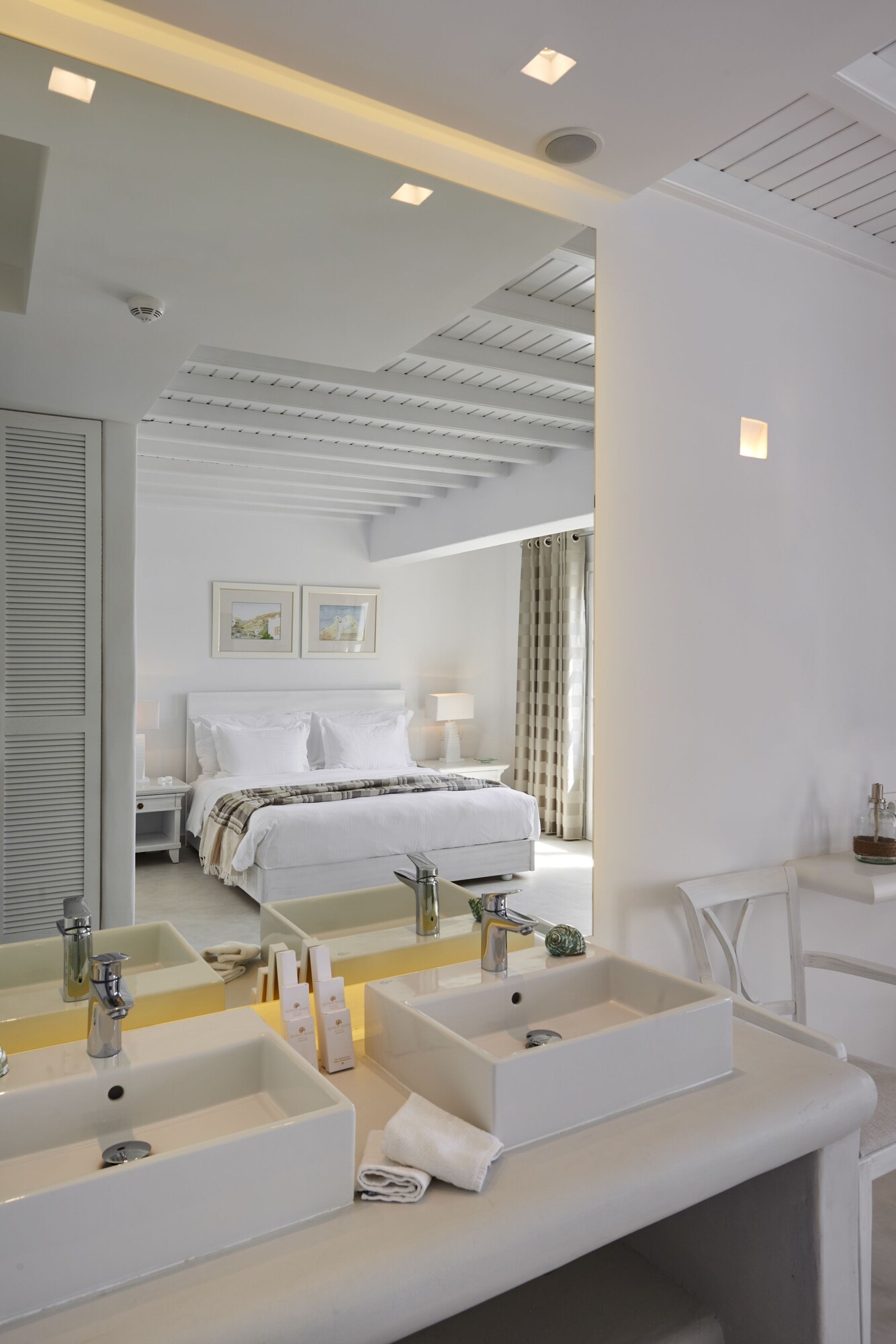 1 Bedroom Double Suite full double bed