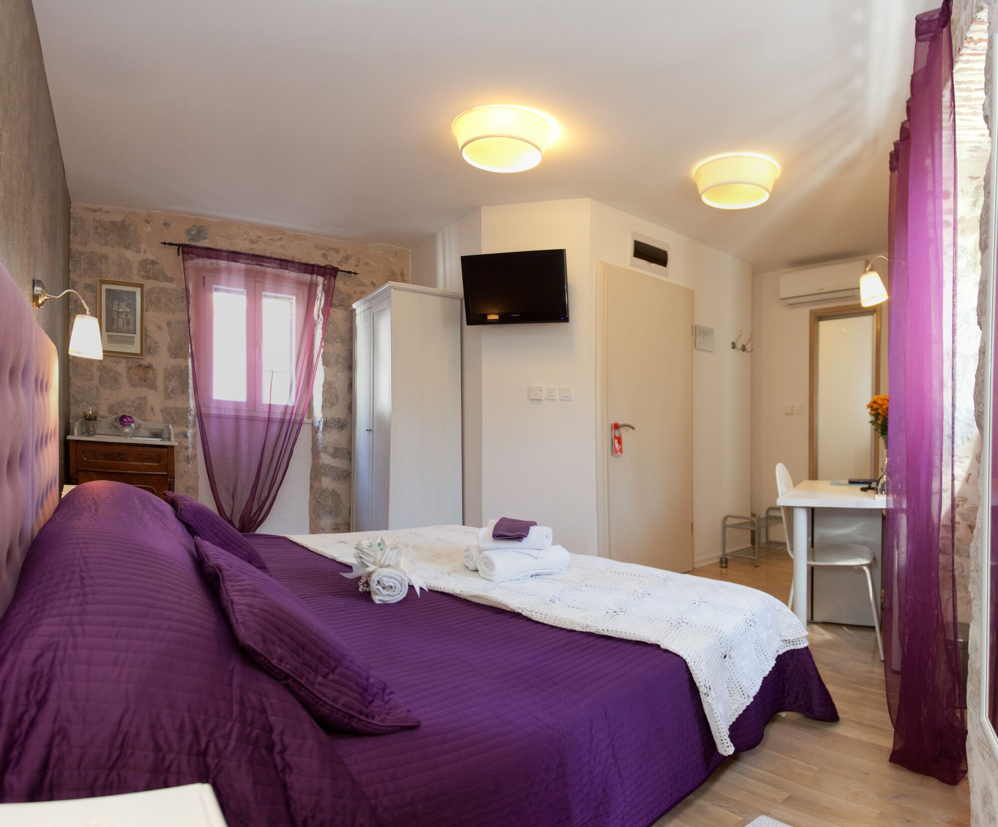 Deluxe Double Basement room full double bed