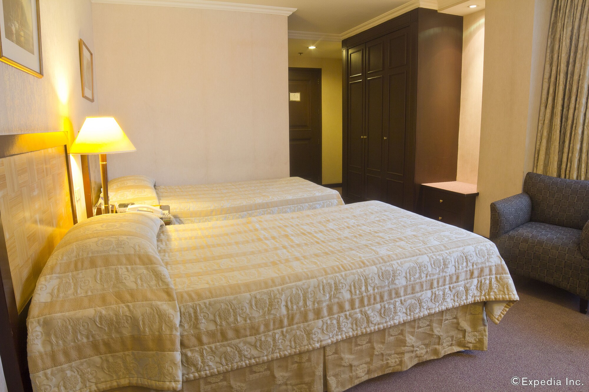 Deluxe Double room with city view full double bed