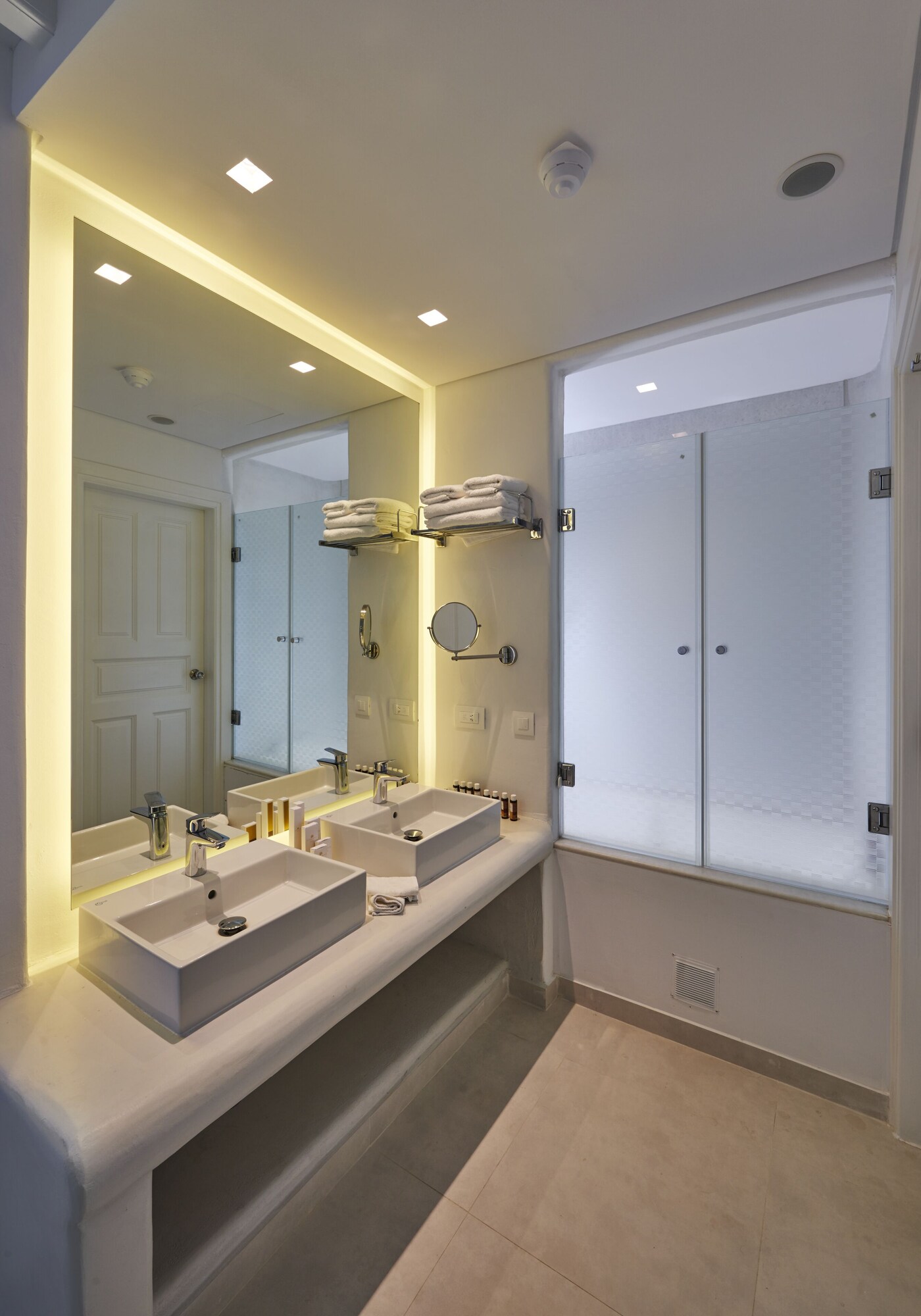 1 Bedroom Double Family Suite full double bed