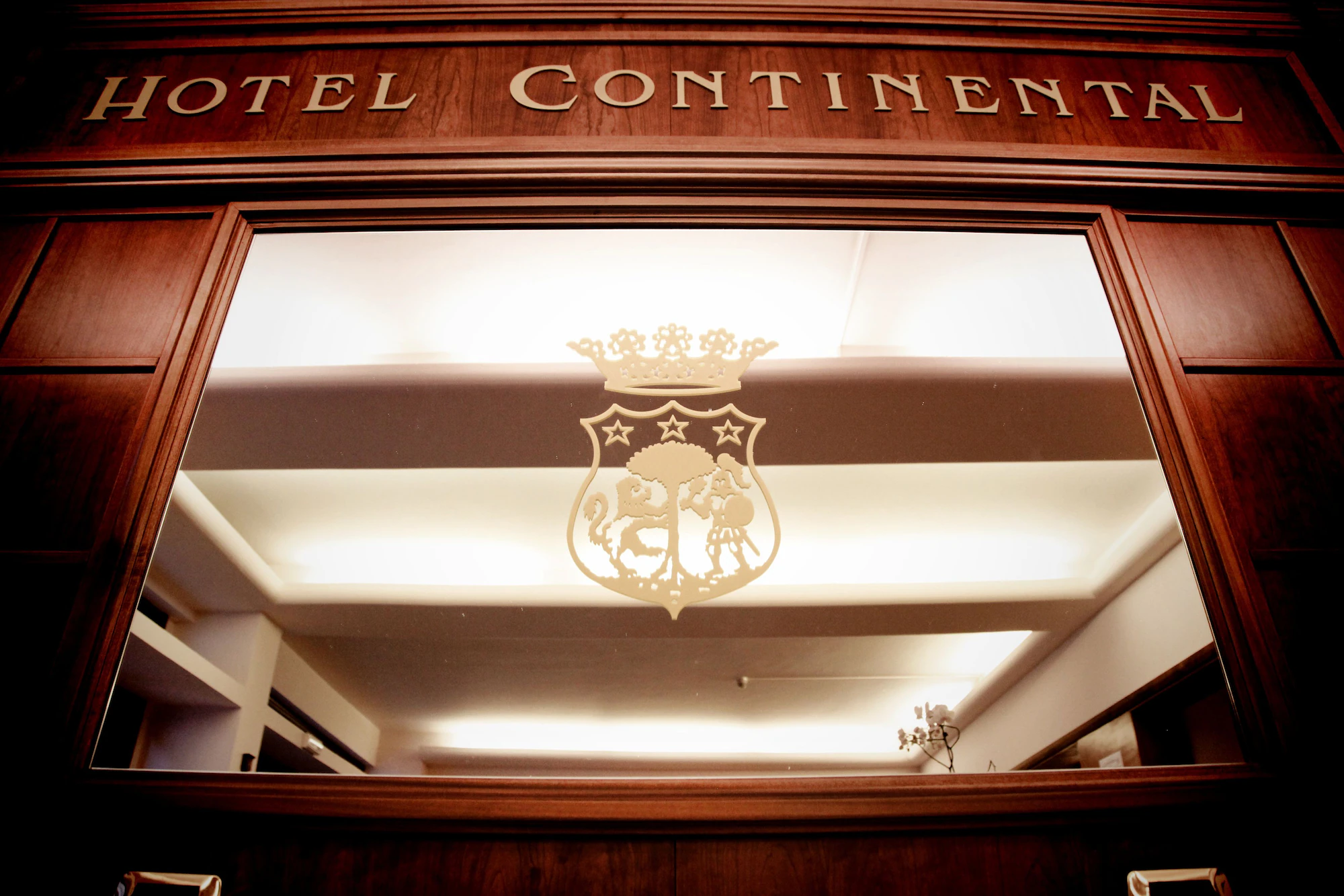 1 Bedroom Deluxe Double Suite full double bed