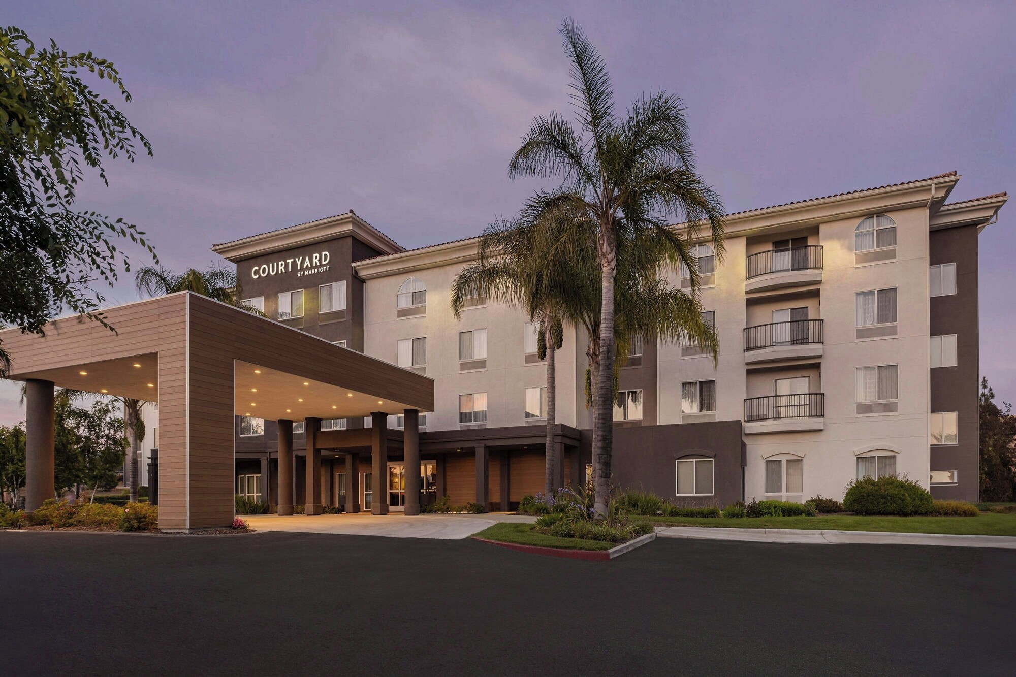 Courtyard Ventura Simi Valley exterior