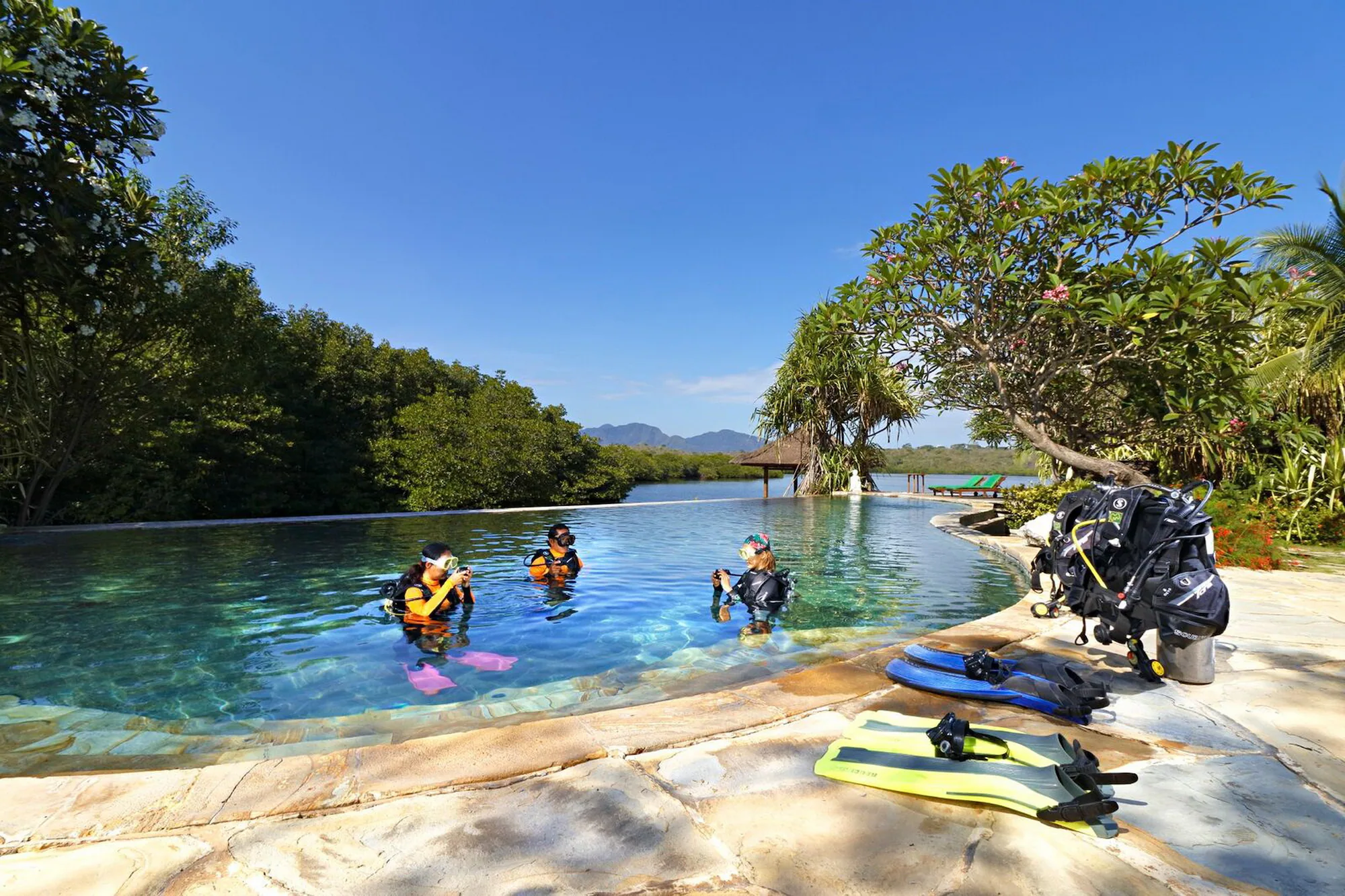 Private Hot Spring and Pool Double Courtyard Villa full double bed