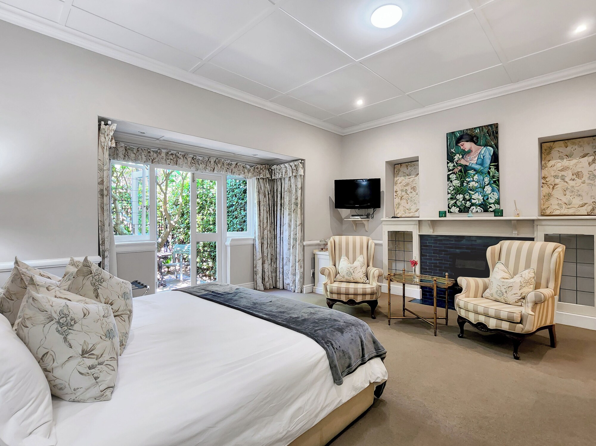 Double Suite with mountain view full double bed