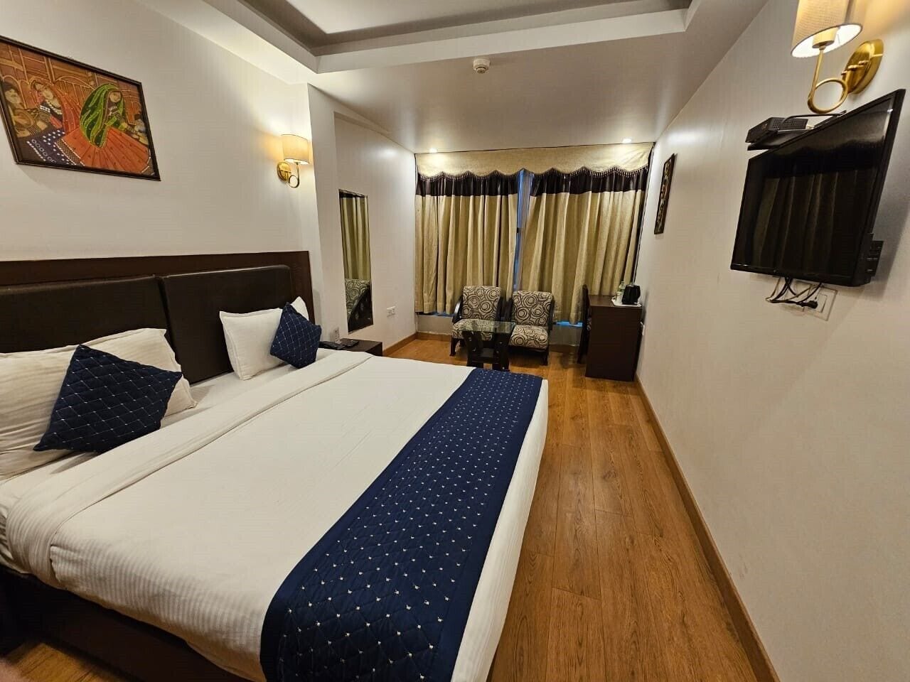 Deluxe Double room with city view full double bed