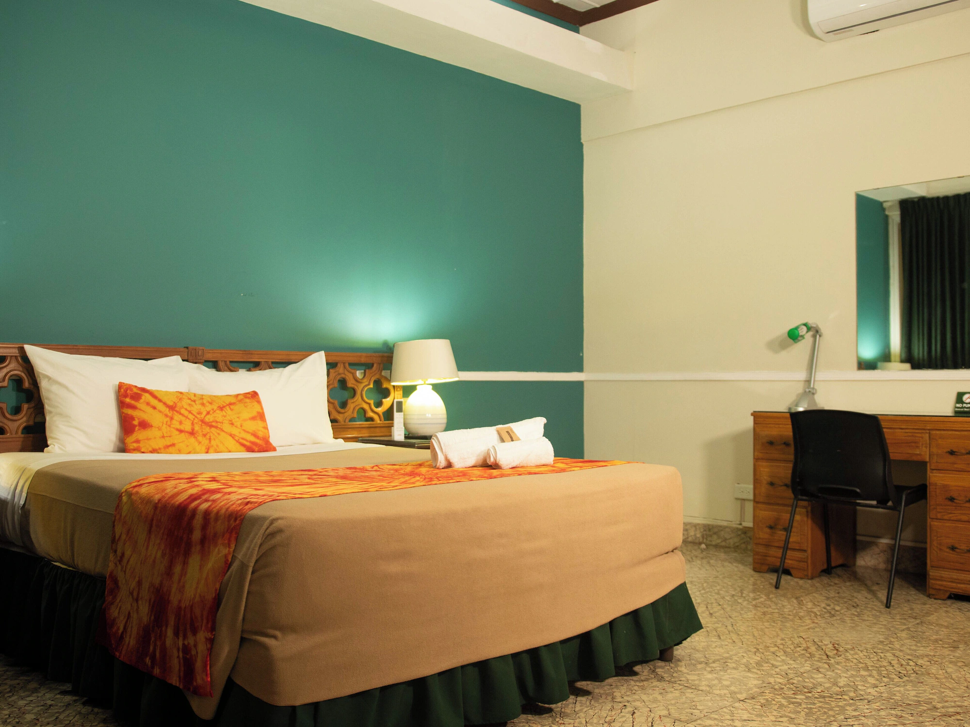 Deluxe Single Suite