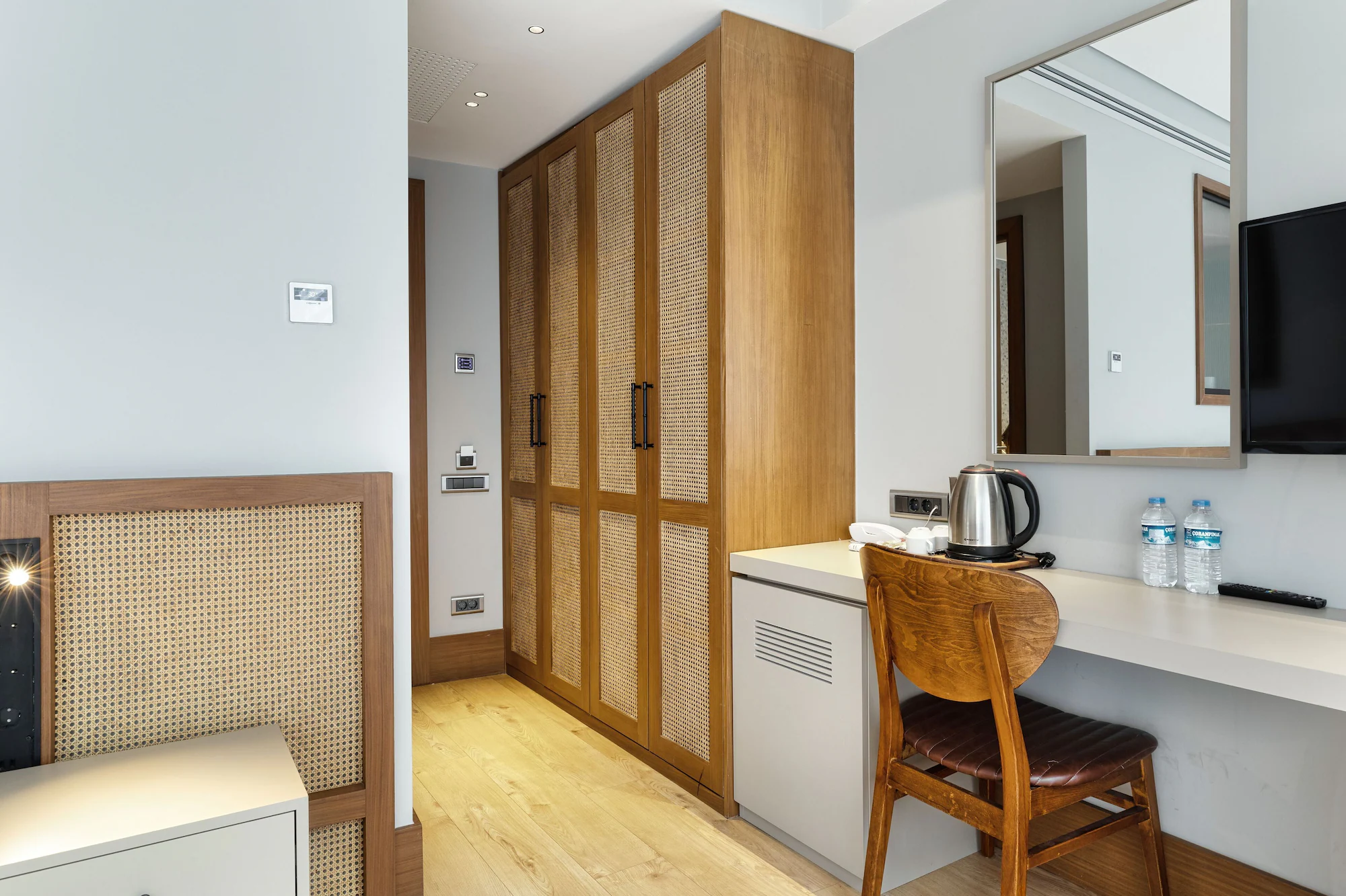 Deluxe Single room with balcony full double bed