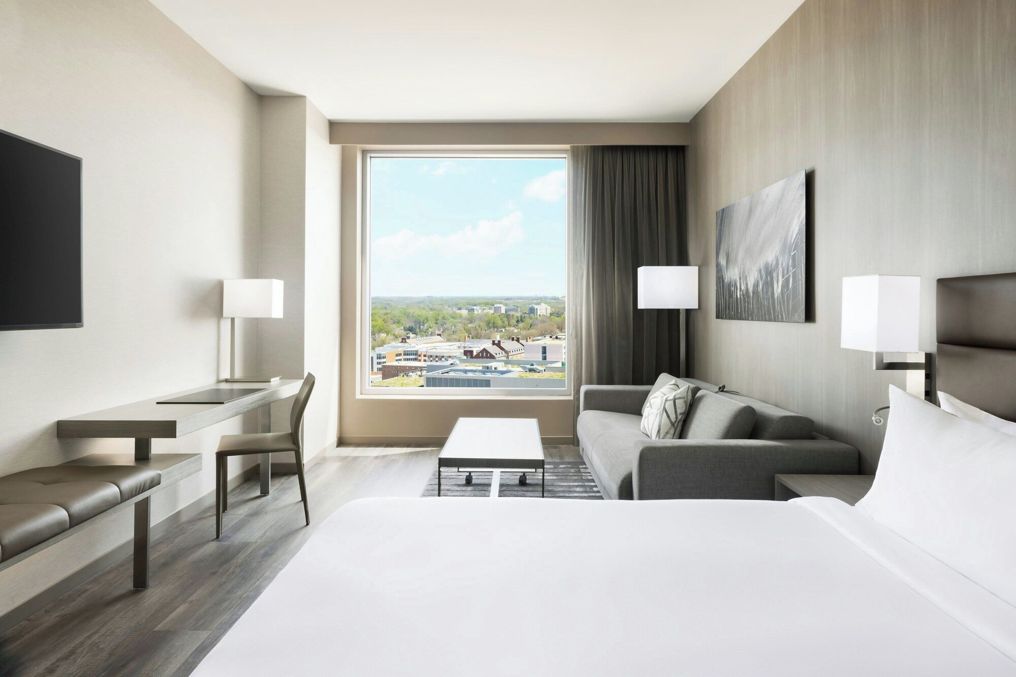 Deluxe Double room with city view full double bed
