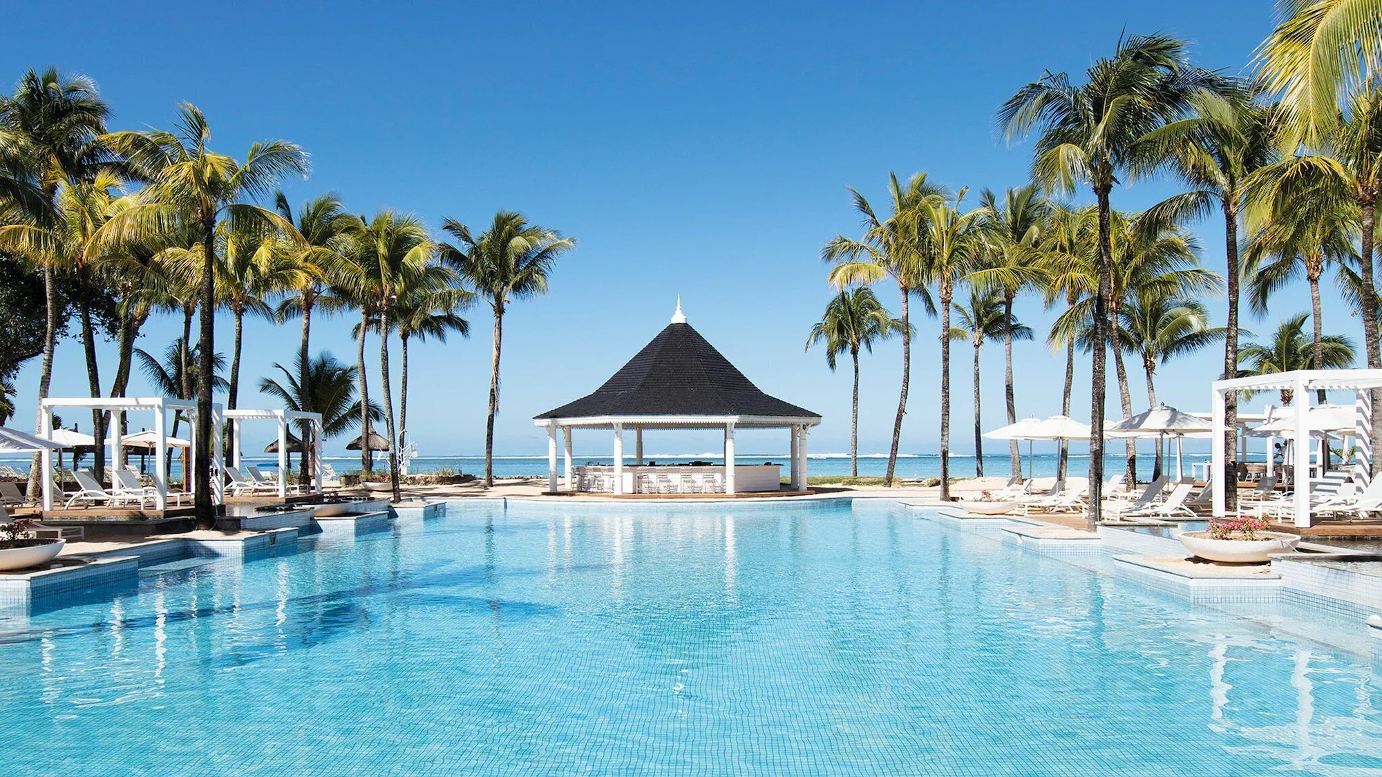 Double Junior Suite beachfront full double bed