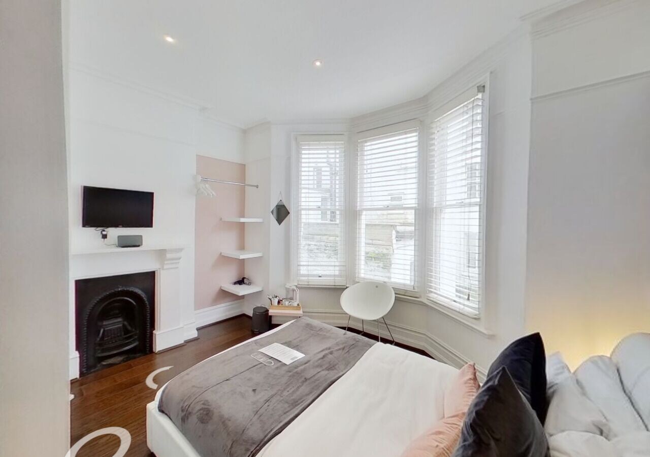 Deluxe Double room with city view full double bed