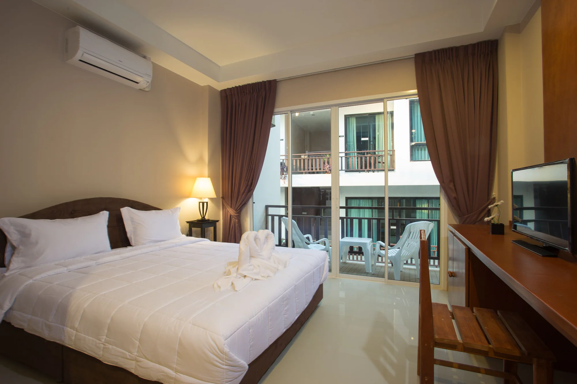 Deluxe Double room with balcony full double bed