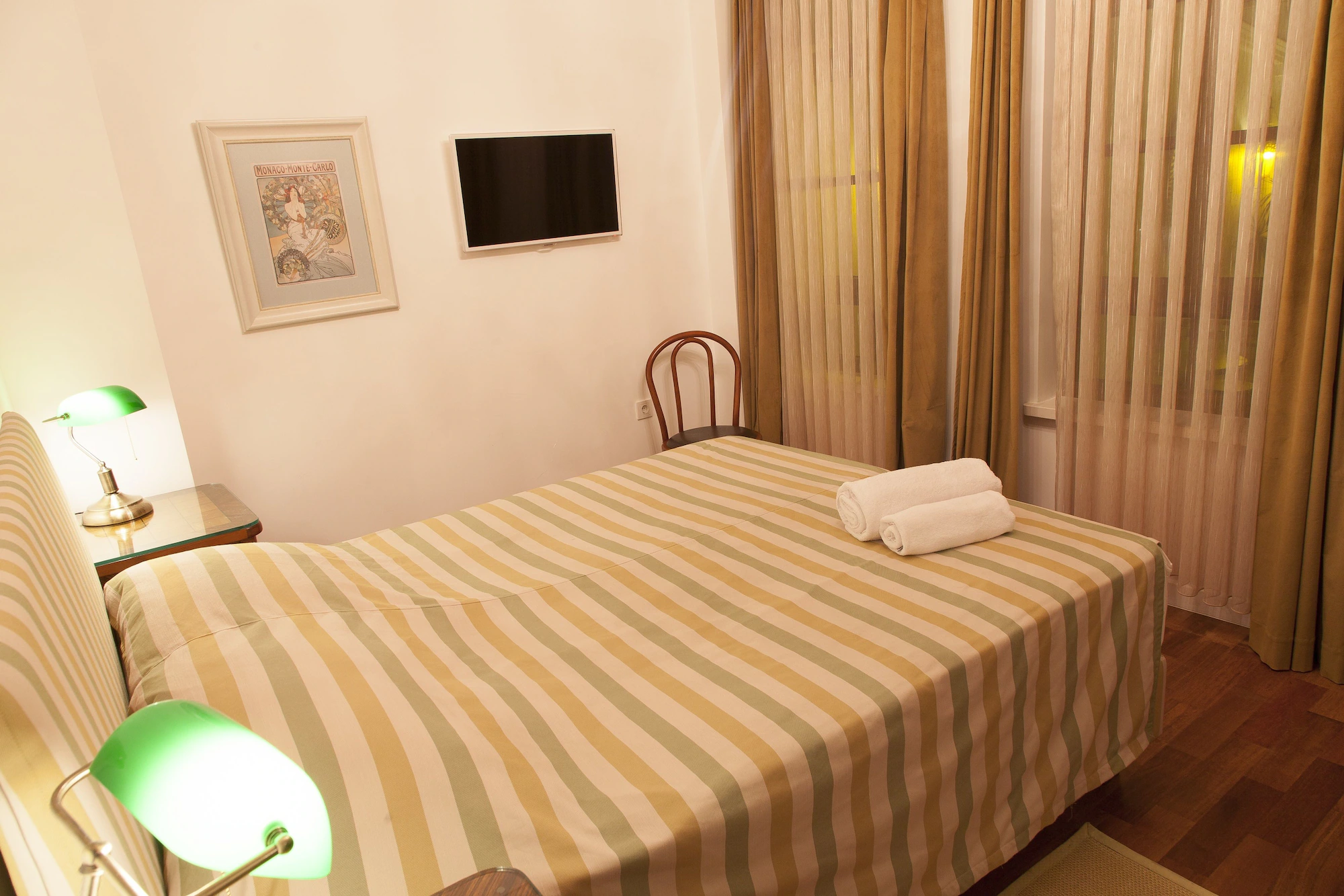 Economy Modern Double Basement room full double bed
