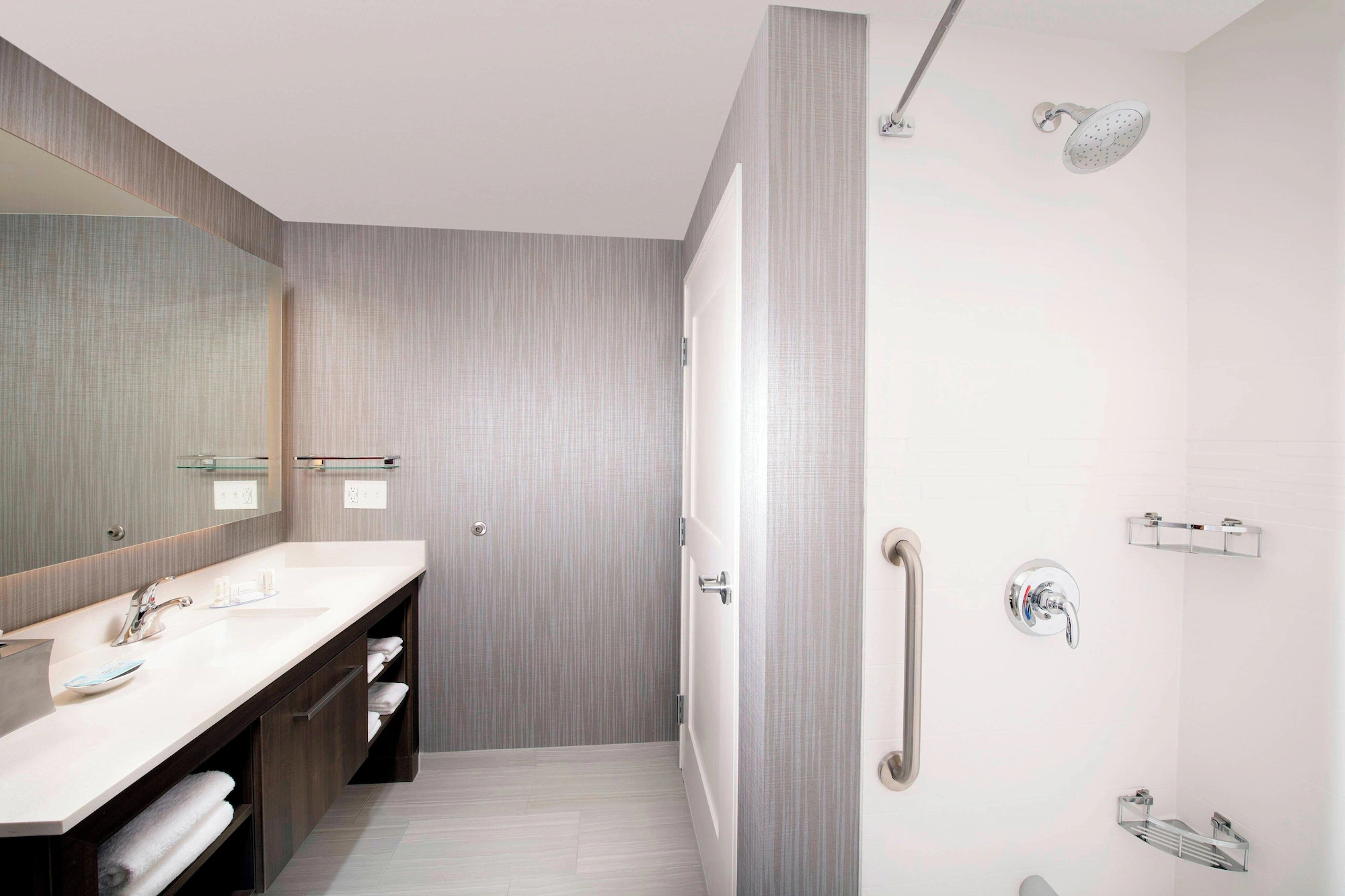 1 Bedroom Double Suite full double bed