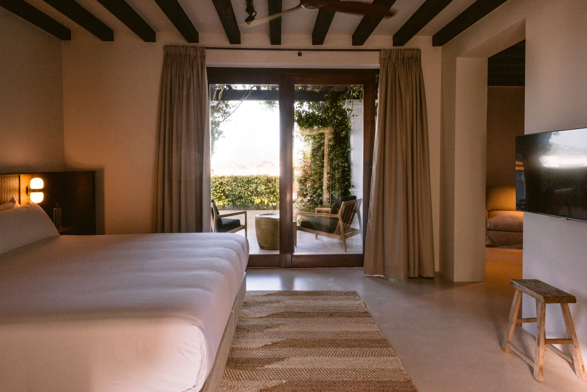 Double Suite full double bed