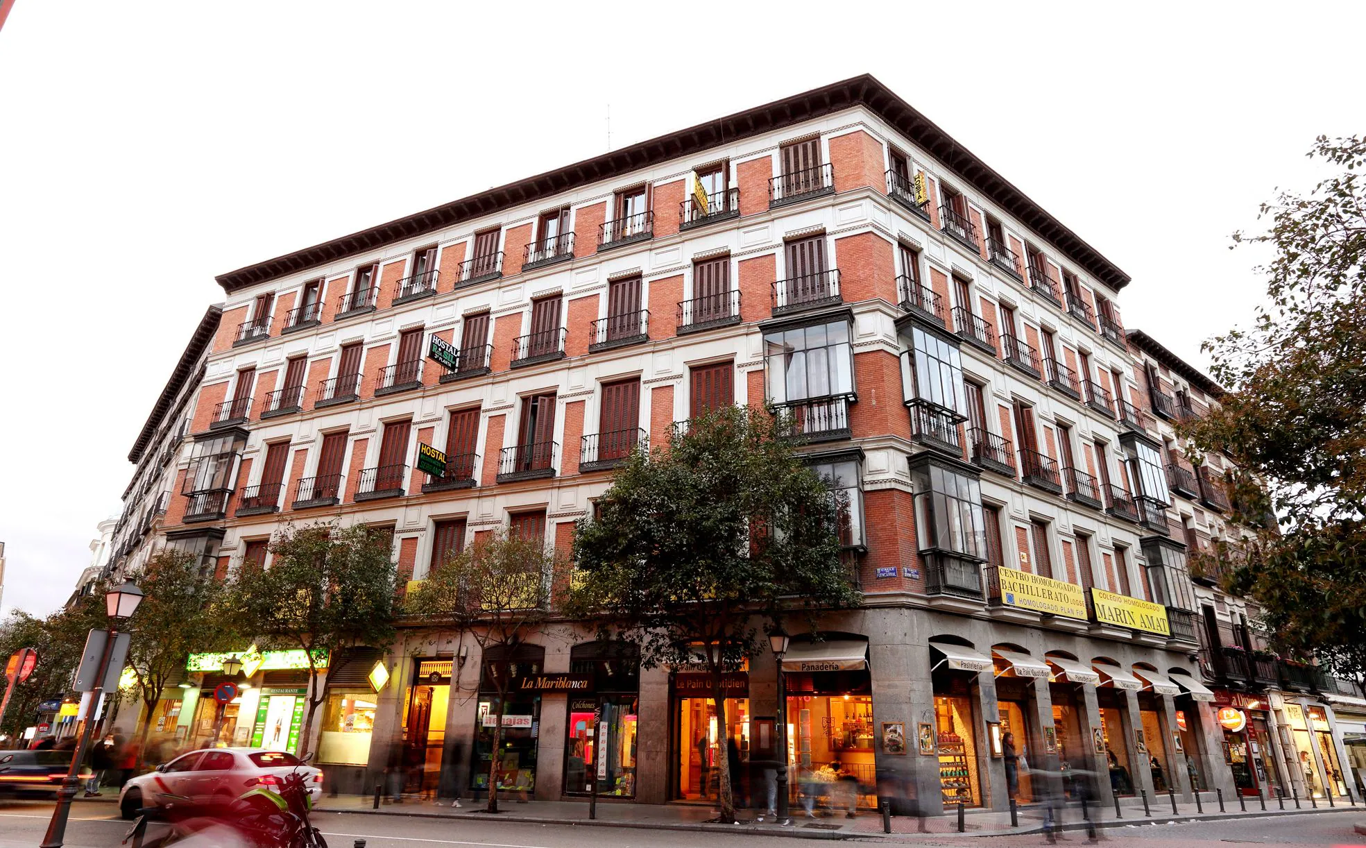 Hostal Sil & Serranos exterior