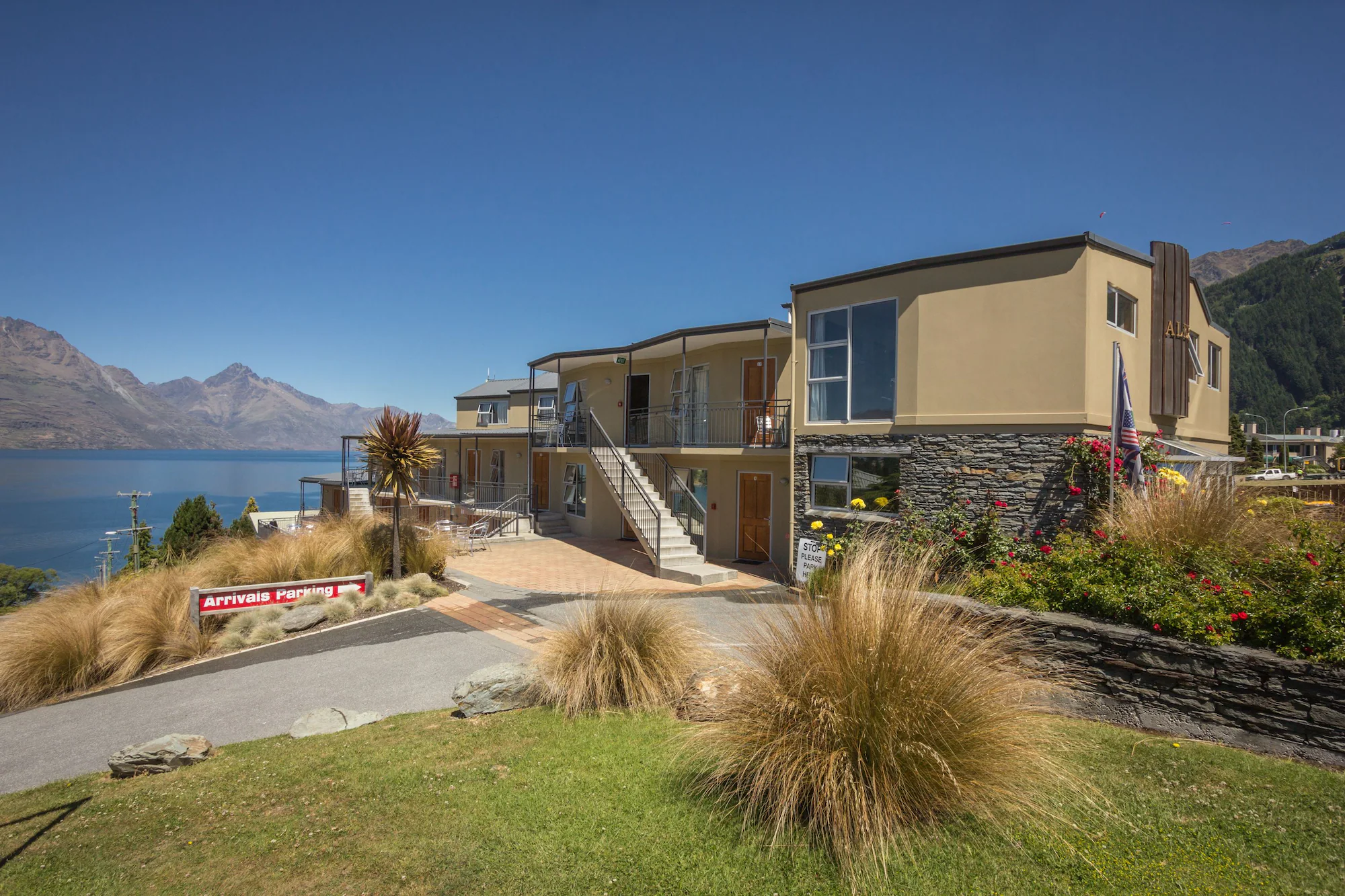 1 Bedroom Double Apartment with lake view full double bed
