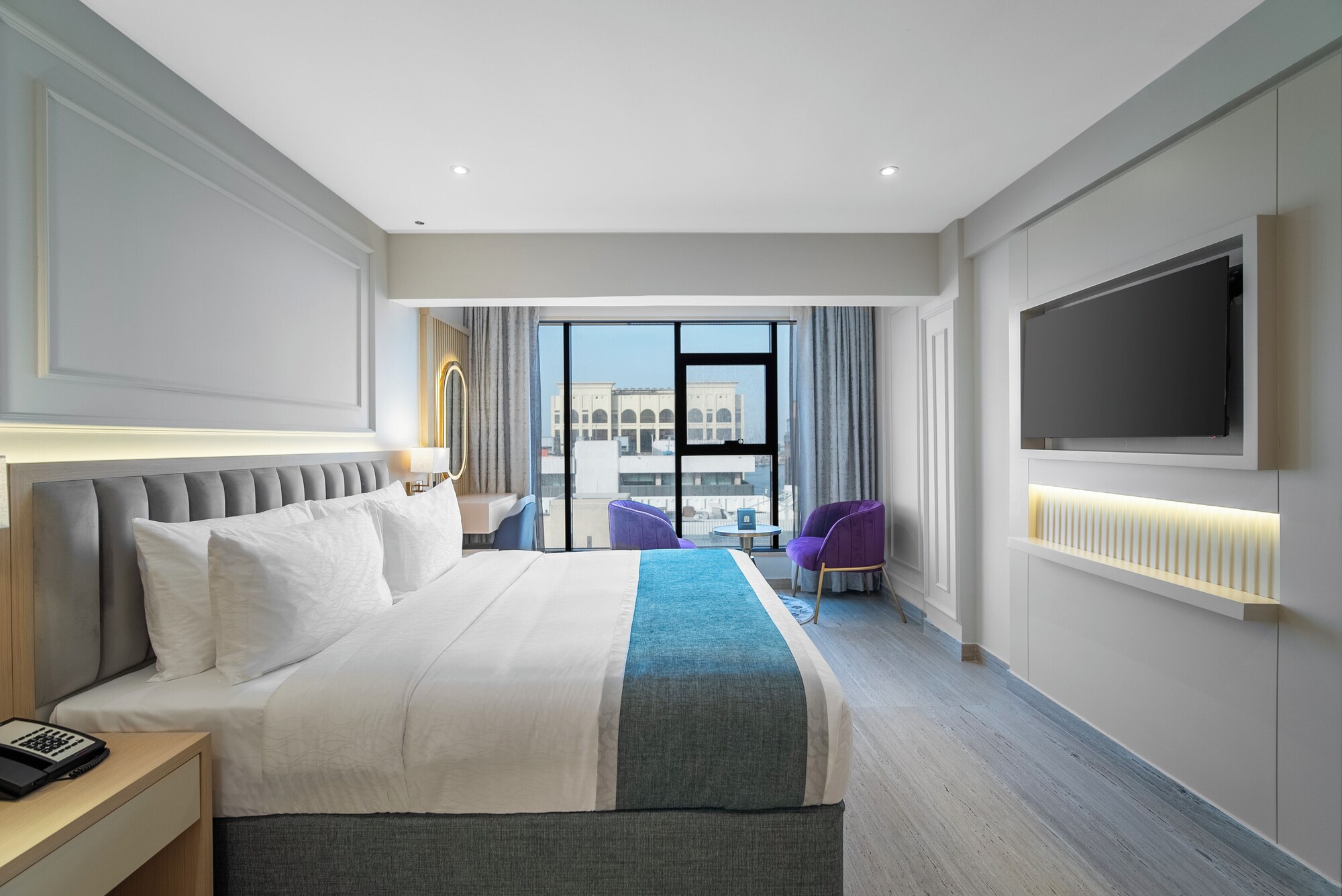 Classic Double Suite with city view full double bed