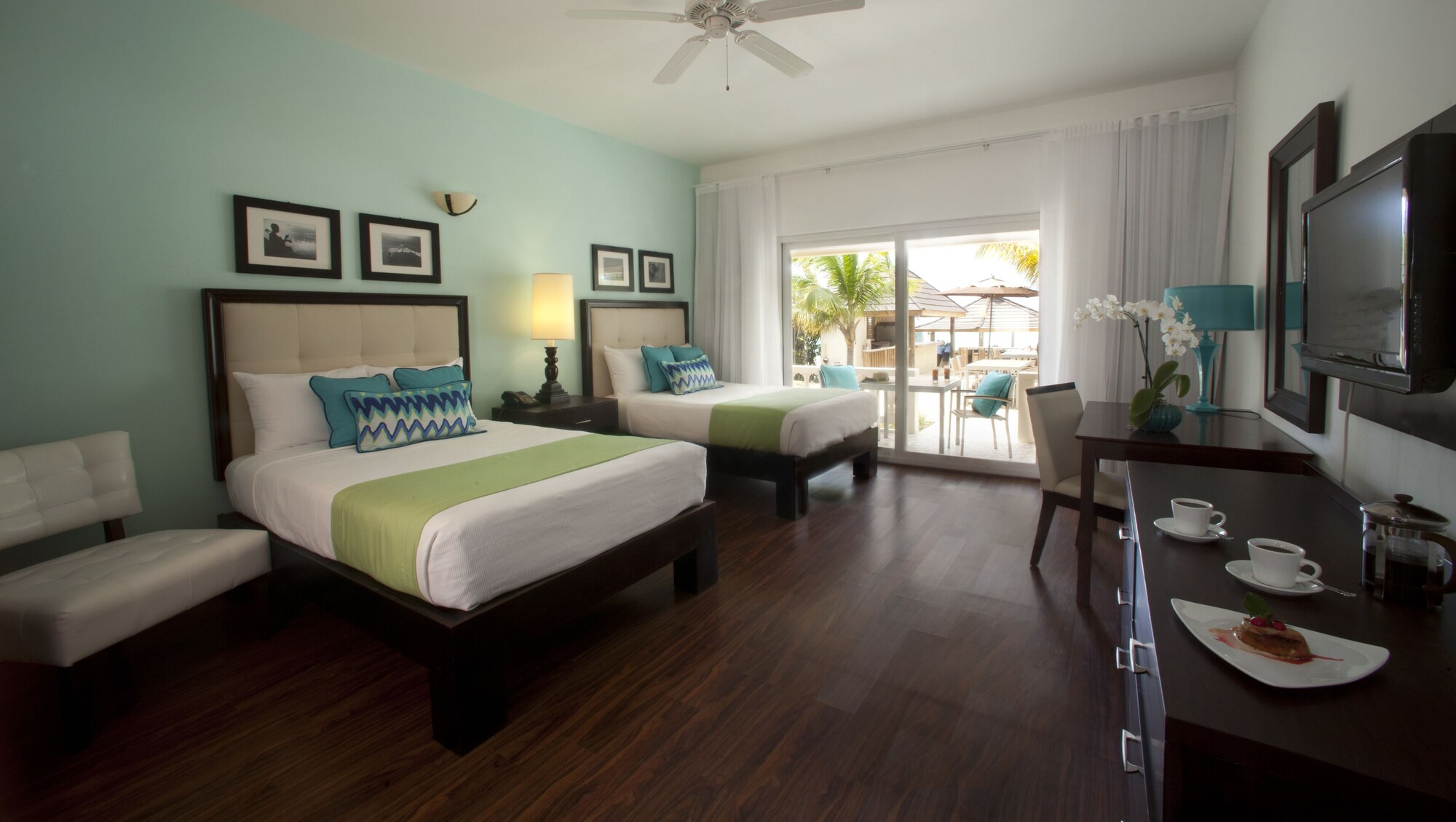 Double Junior Suite with ocean view full double bed