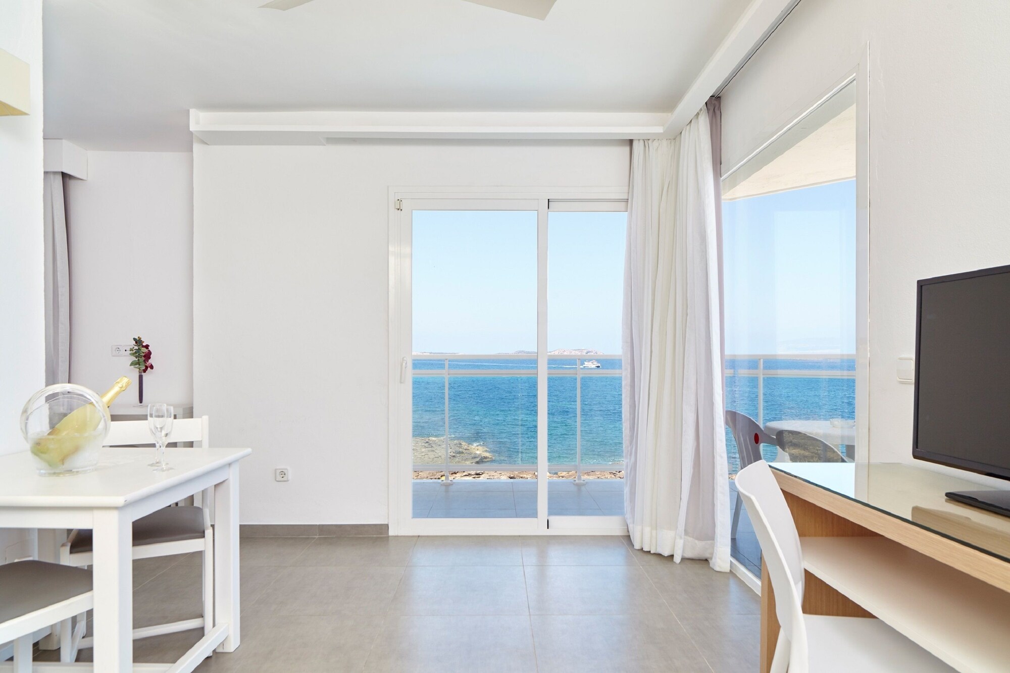 1 Bedroom Double Apartment with balcony and with sea view full double bed