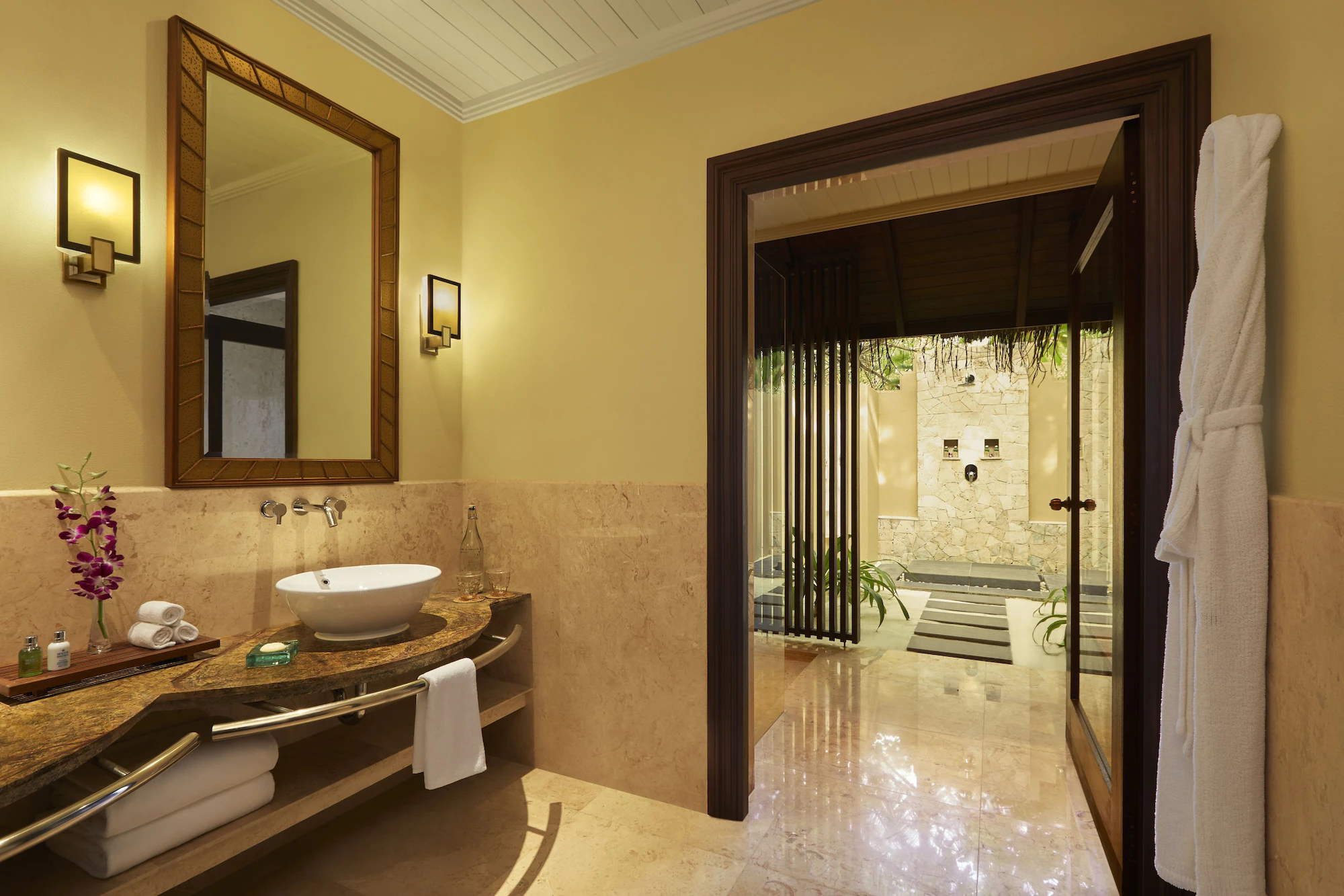 1 Bedroom Ocean Double Suite with balcony full double bed
