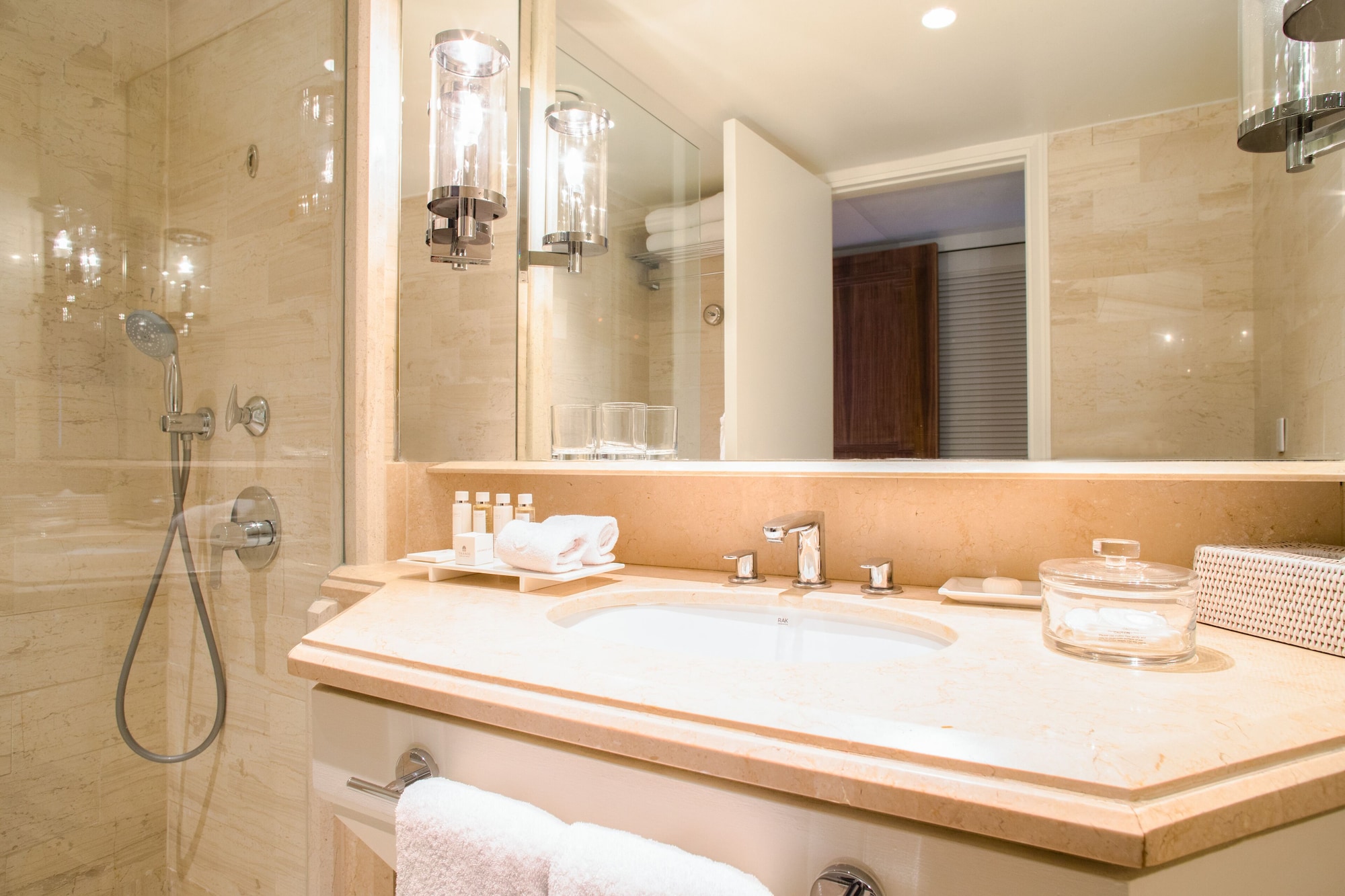 1 Bedroom Superior Double Suite with sea view twin beds