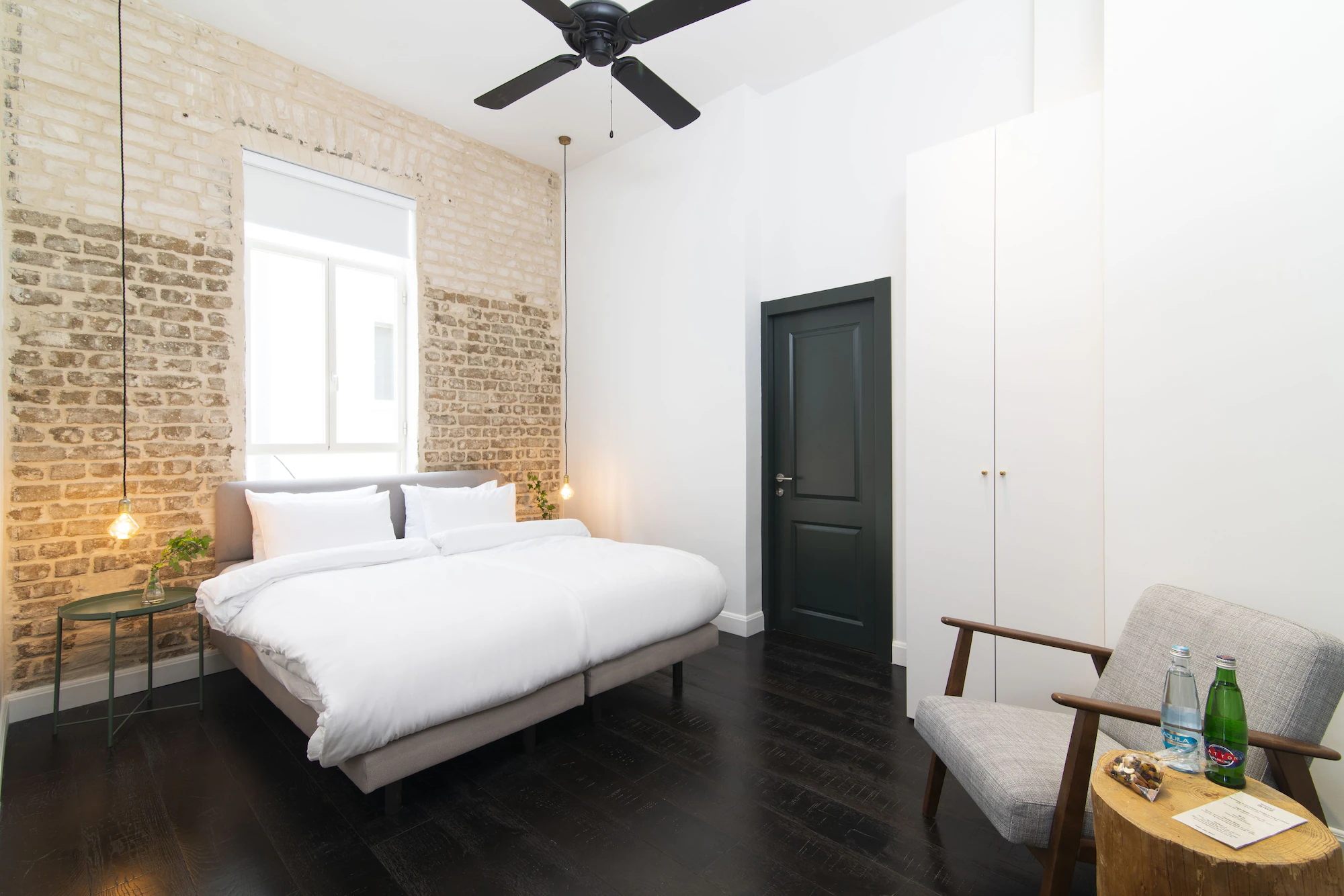 Classic Double room with city view full double bed