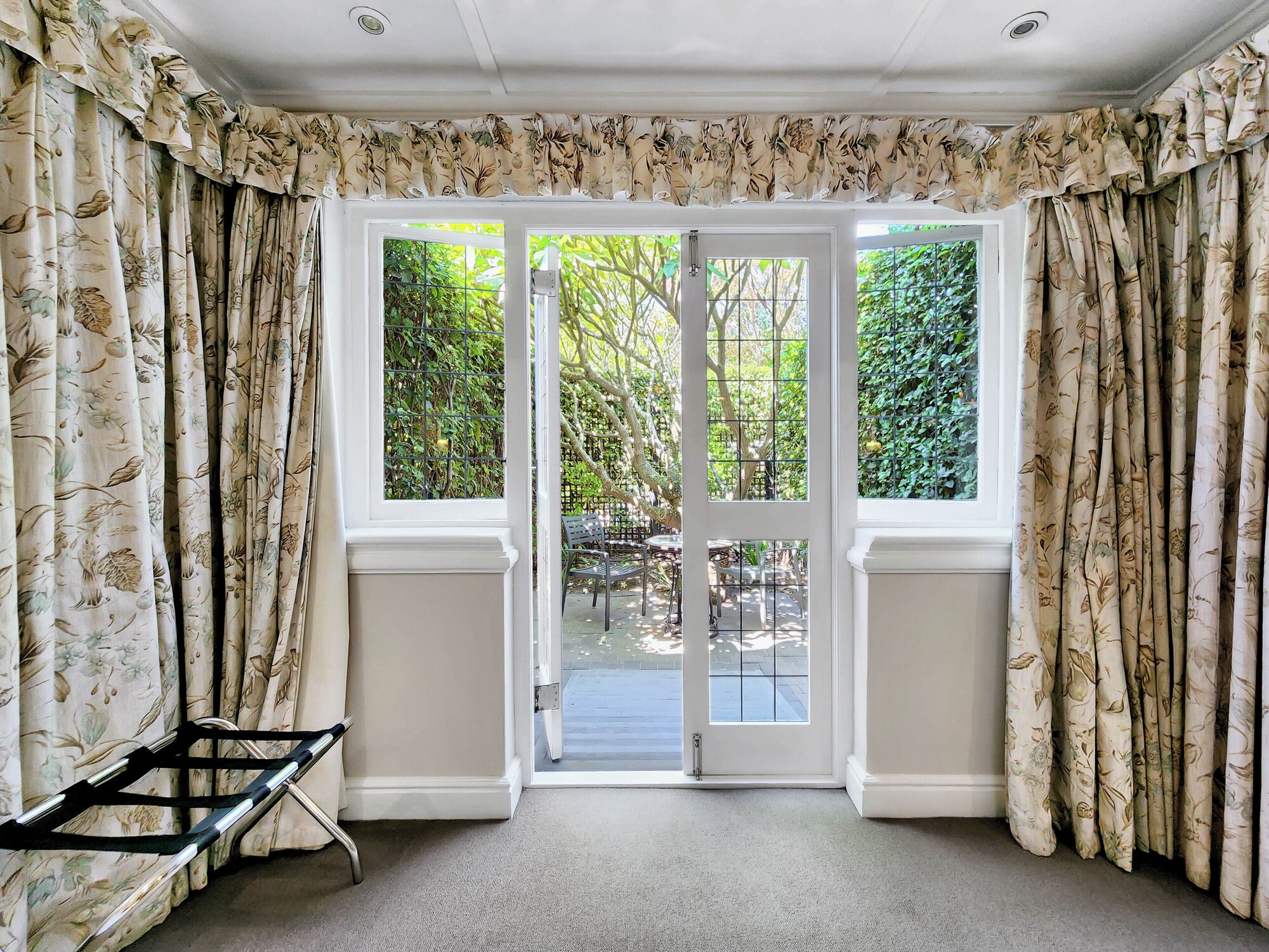 Double Suite with garden view full double bed