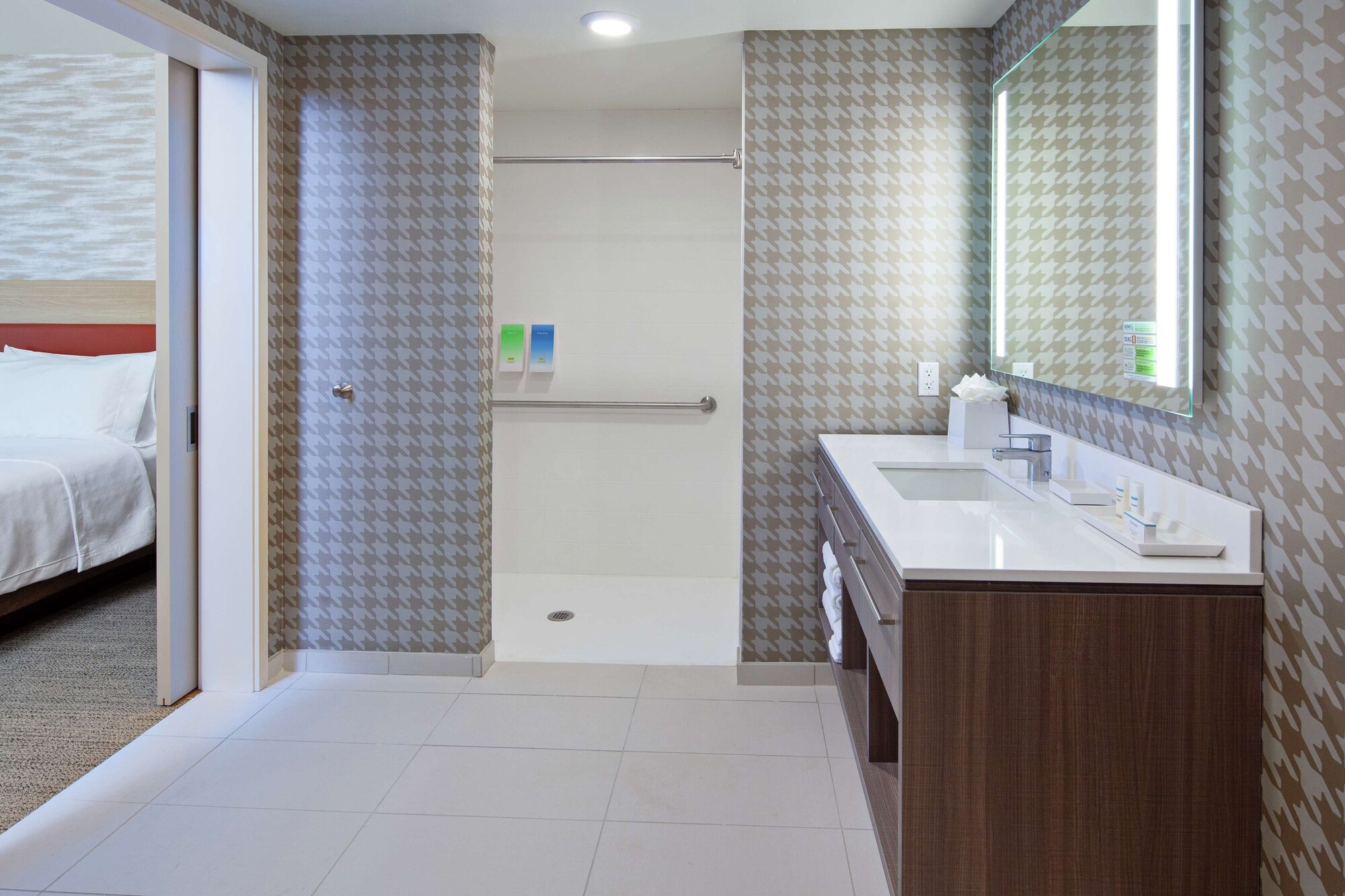 1 Bedroom Standard Double Suite full double bed