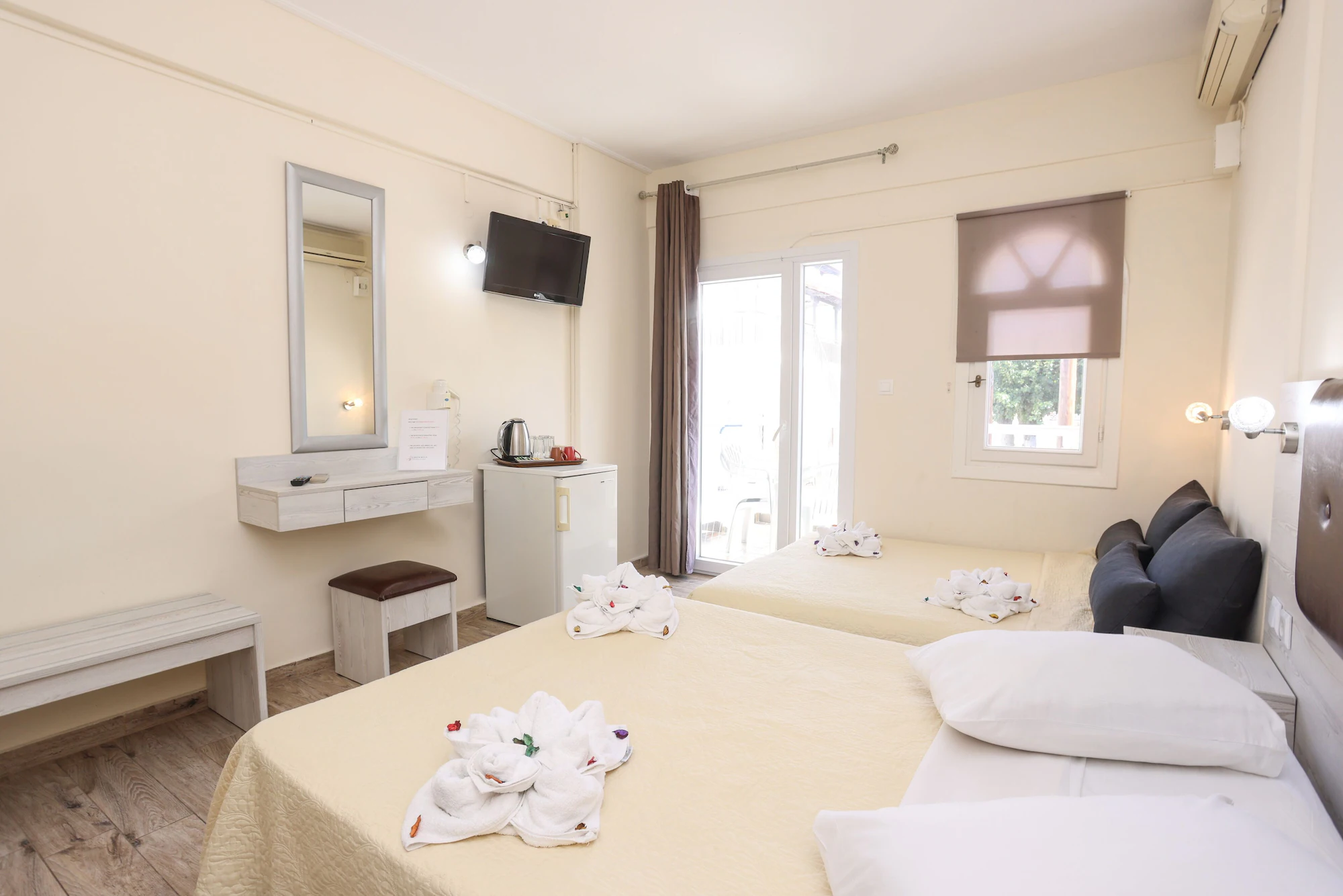 Deluxe Double room with partial sea view full double bed