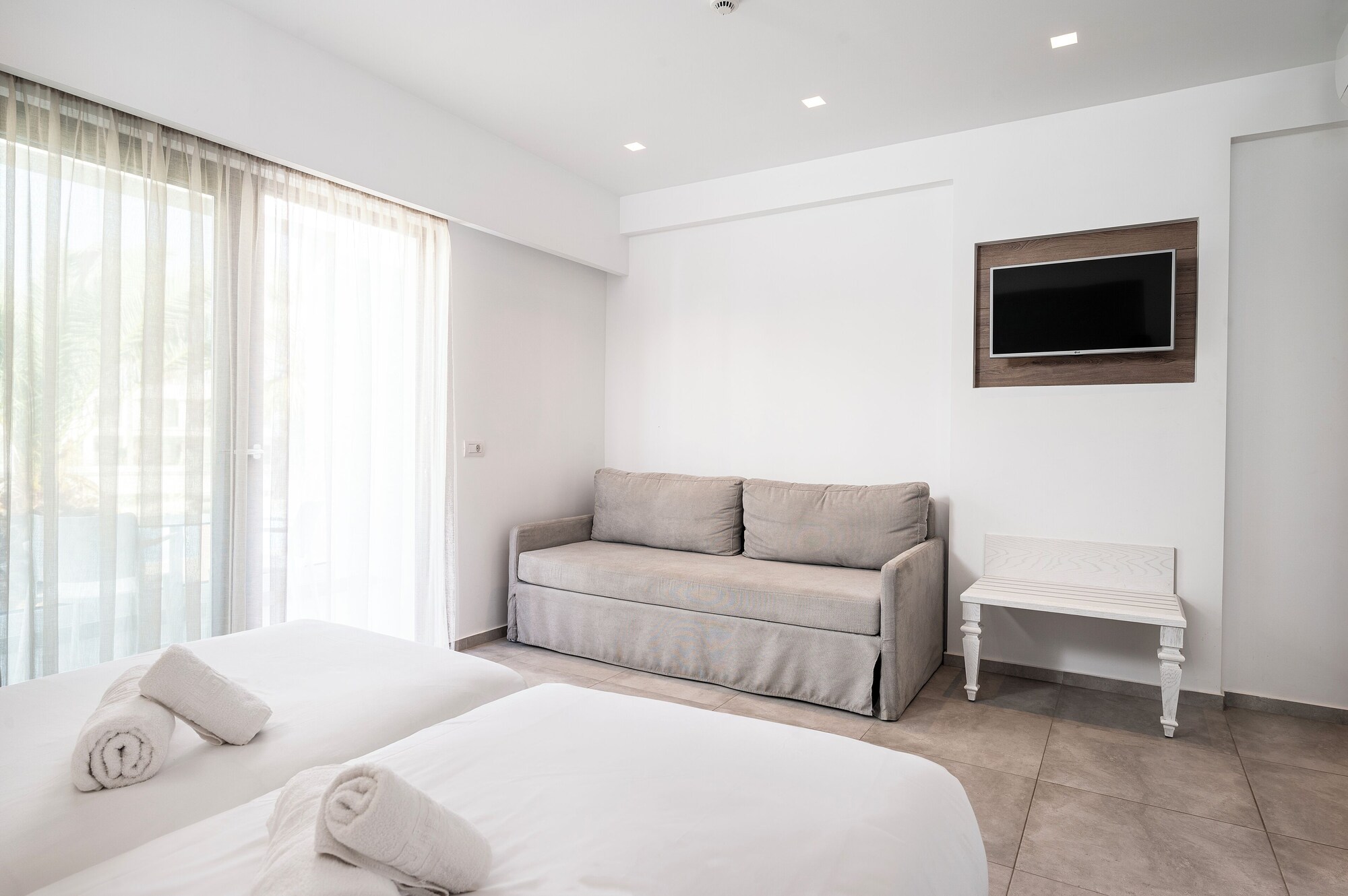 1 Bedroom Deluxe Single Family room full double bed