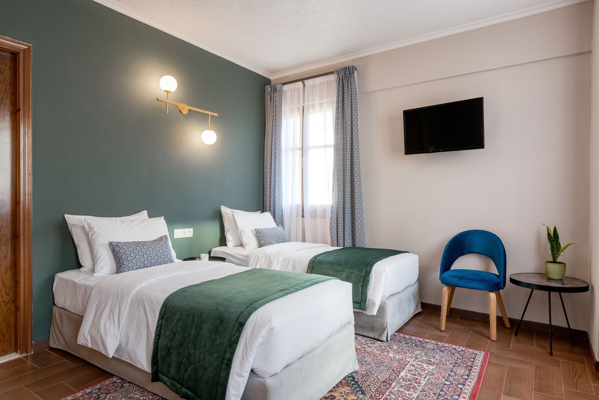 Deluxe Double room with balcony full double bed