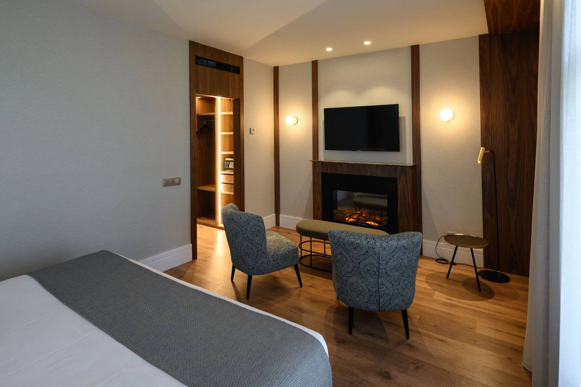 Deluxe Overlooking Plaza España Double room full double bed