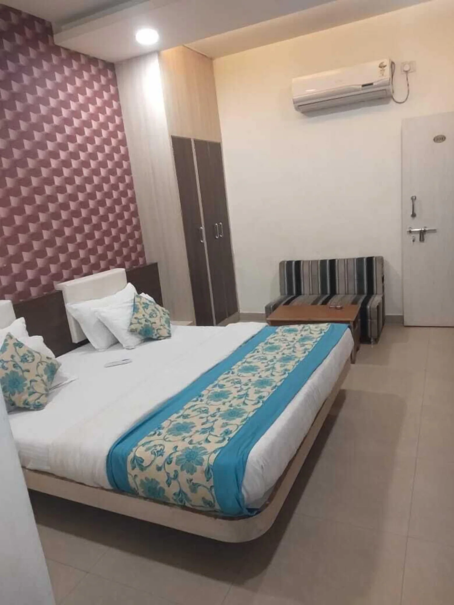 Deluxe Single room full double bed