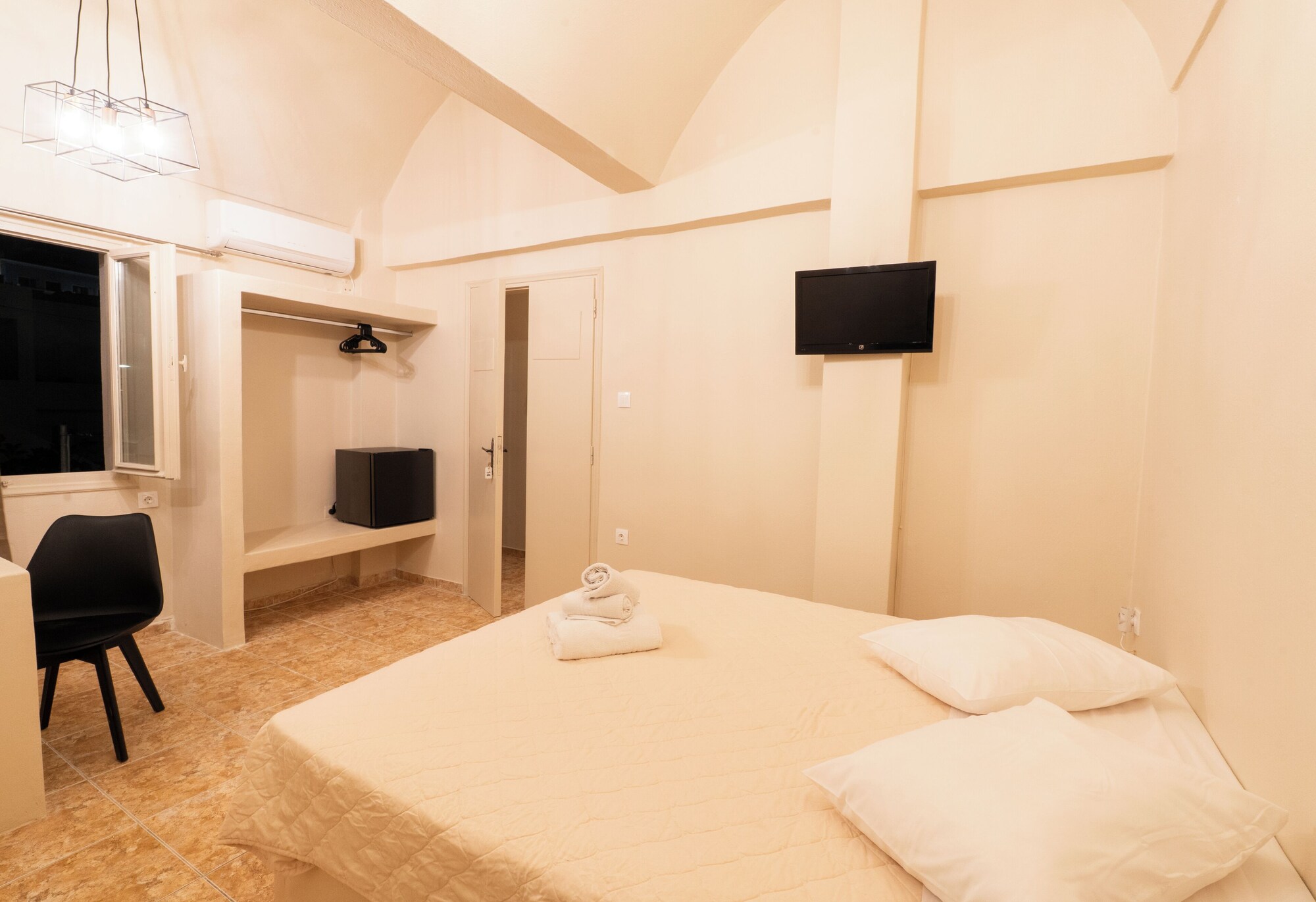 Classic Double Suite with city view twin beds