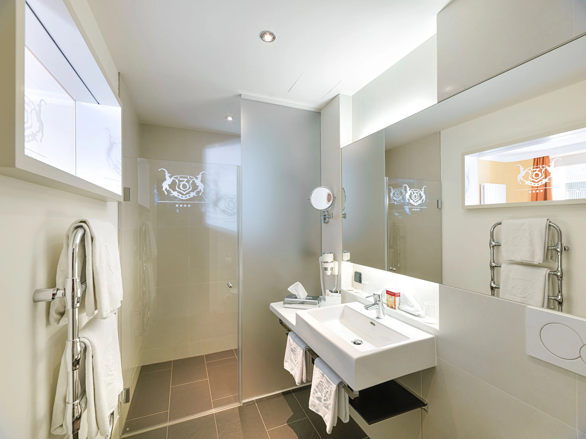 Double room with balcony and with courtyard view twin beds