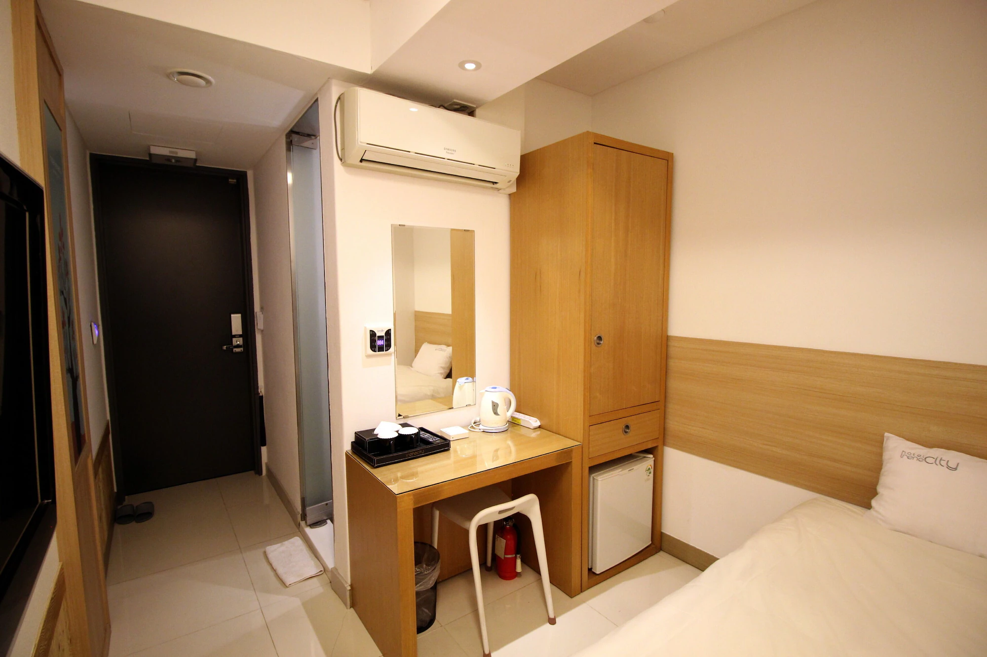 Deluxe Double room with city view full double bed