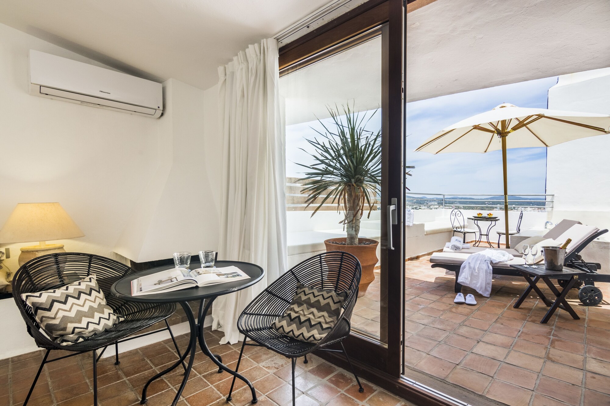 2 Bedrooms Deluxe Quadruple room with balcony