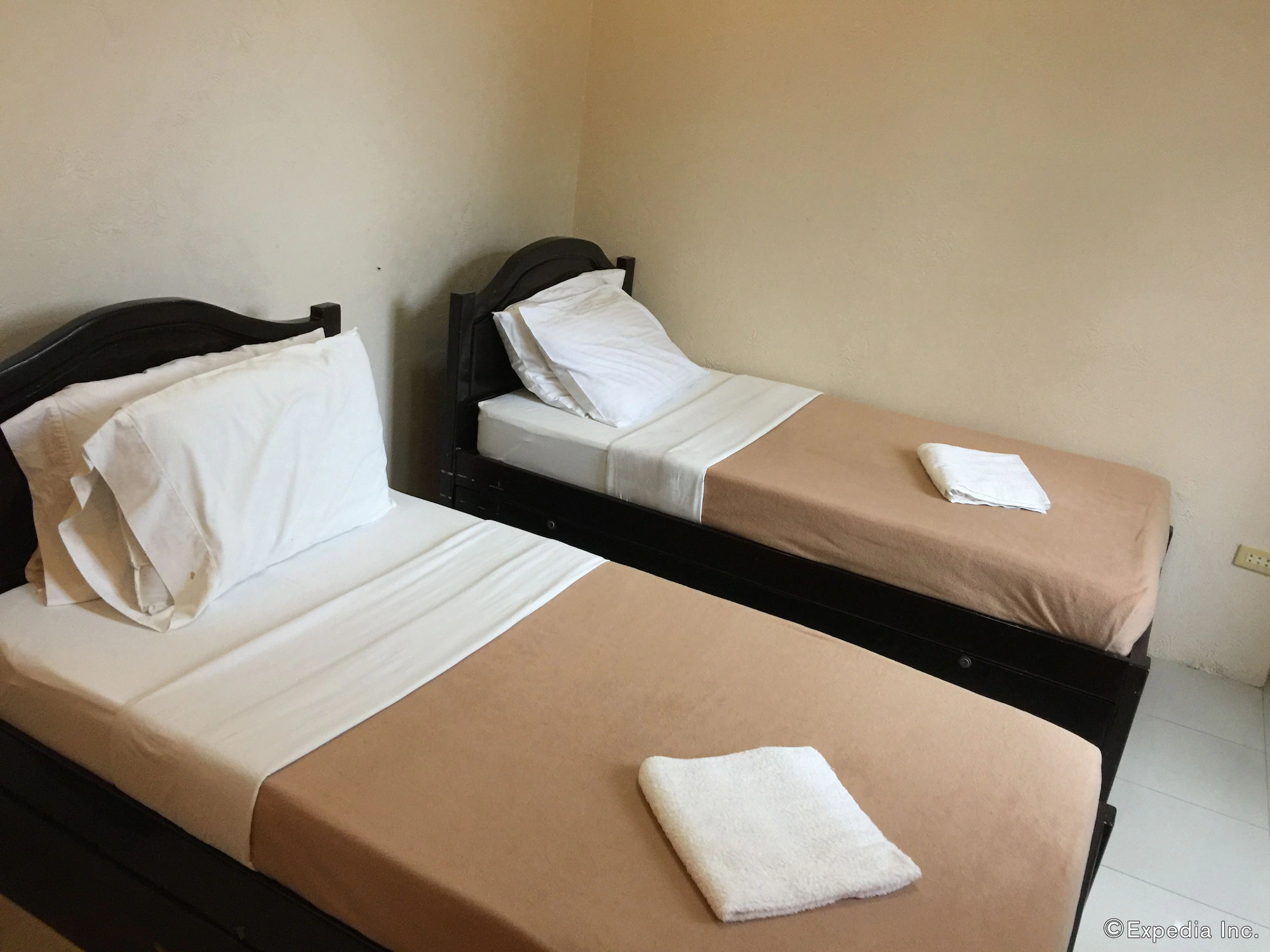 Standard Double room with city view full double bed