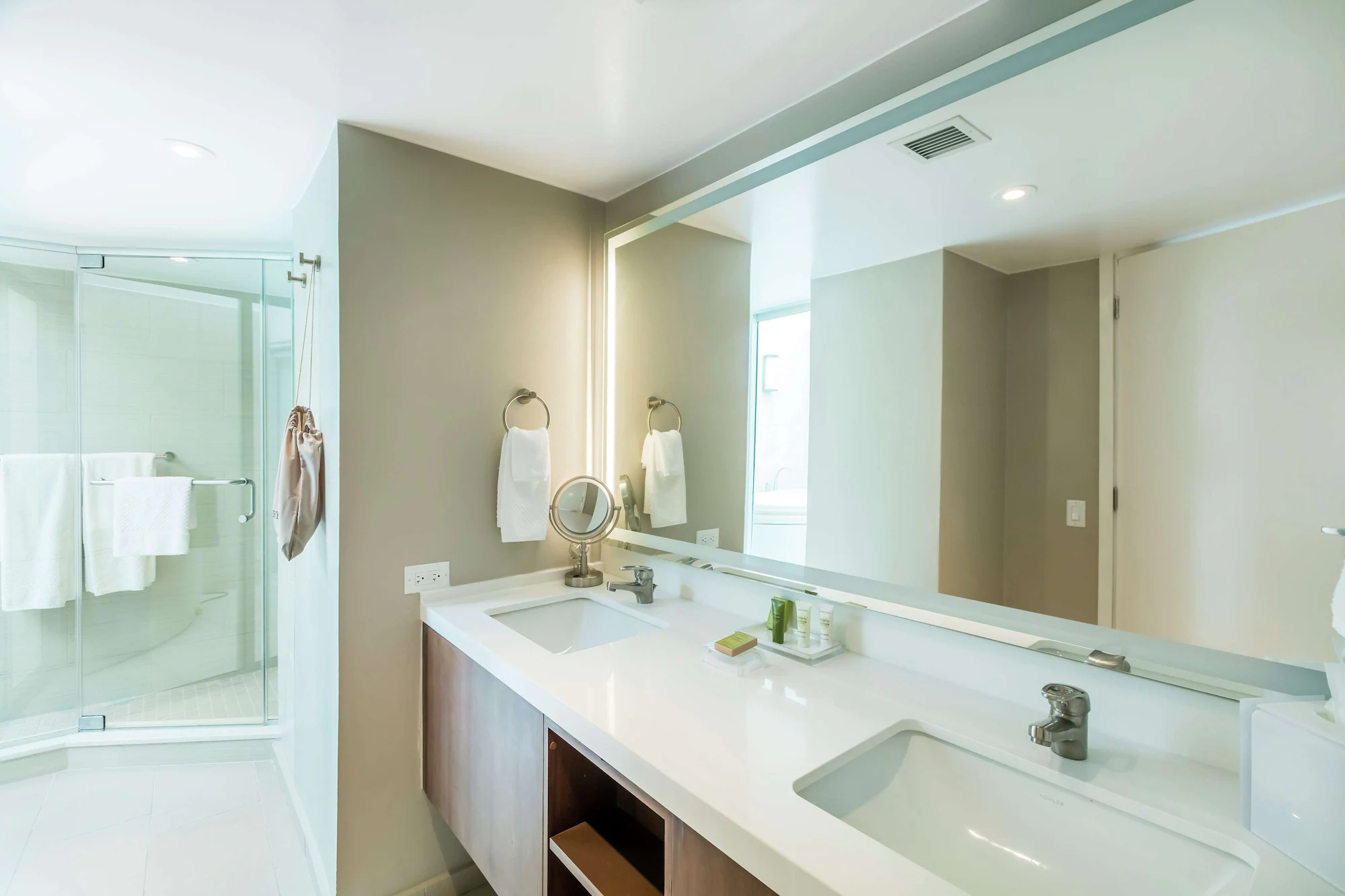 1 Bedroom Single Suite full double bed