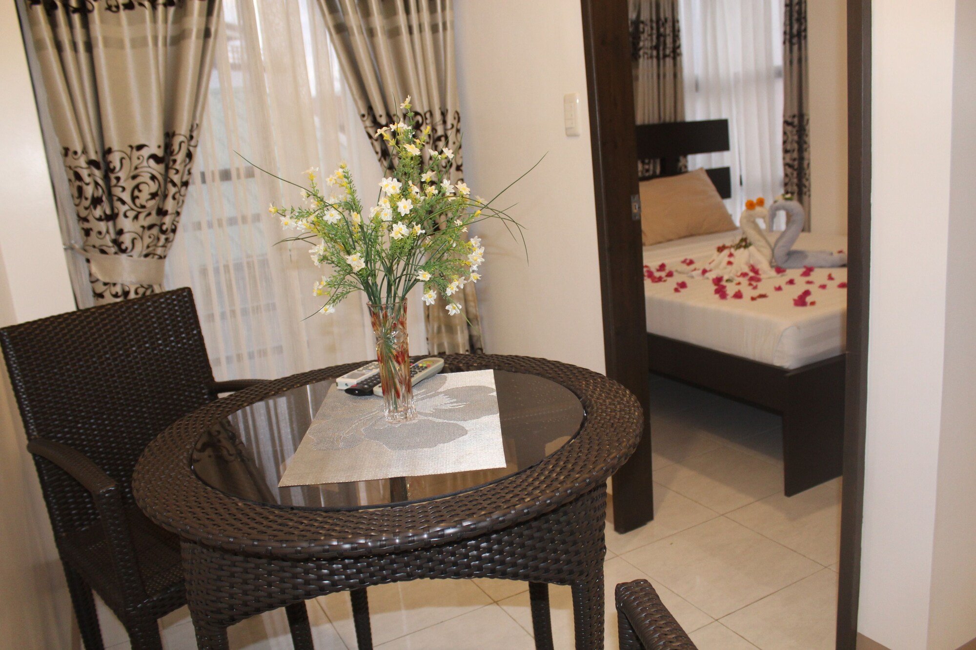 1 Bedroom Double Apartment with street view full double bed