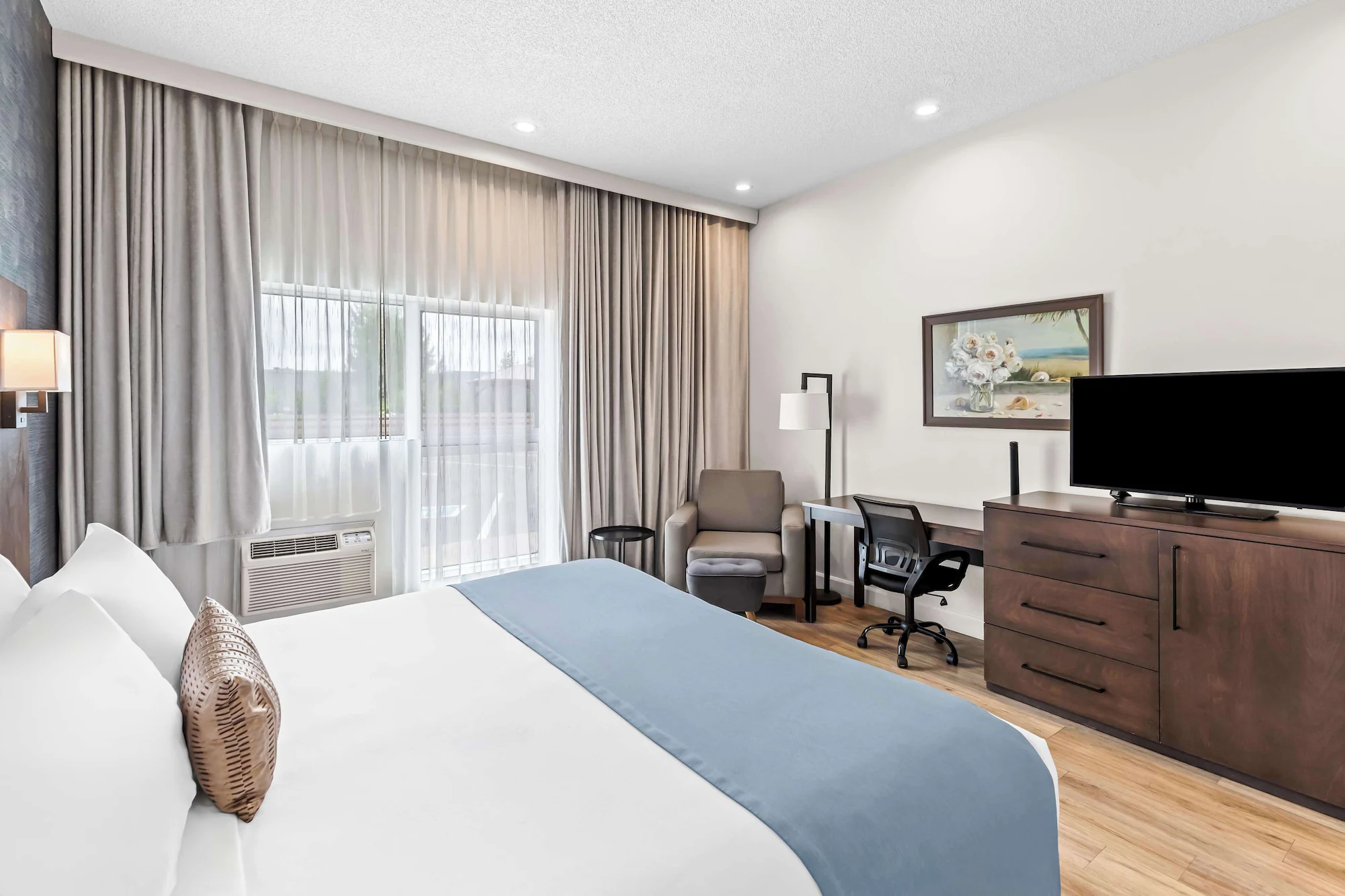 1 Bedroom Double Suite full double bed