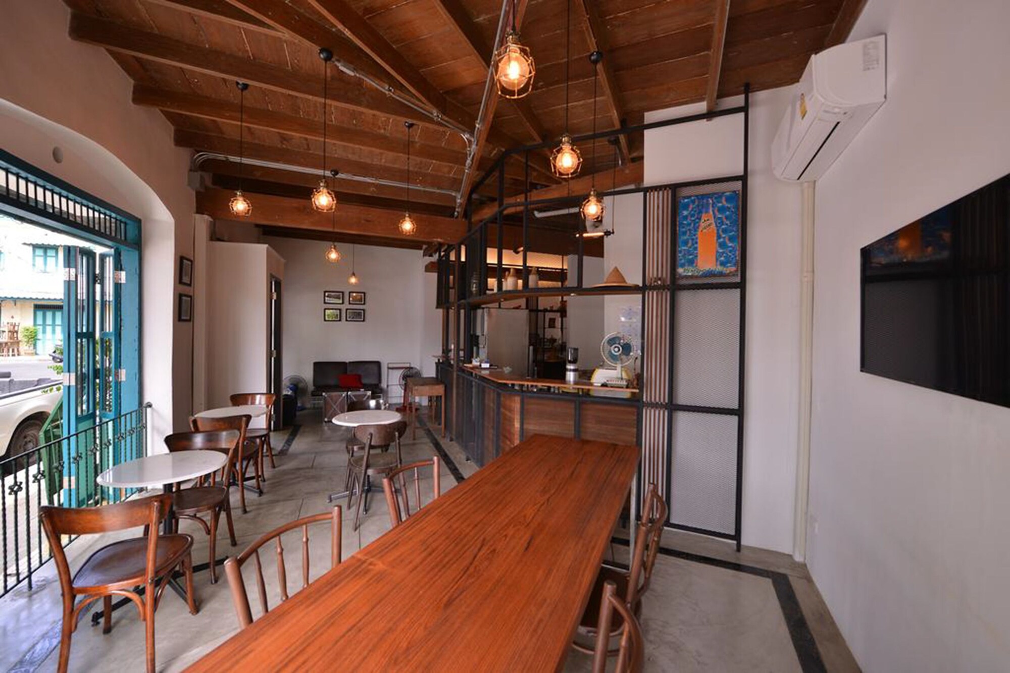 Neighbor Phuthon exterior