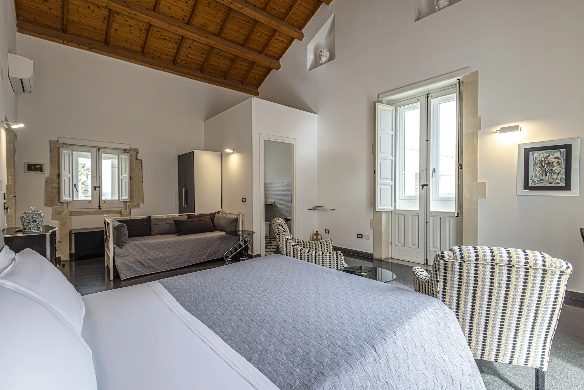 Classic Double Suite full double bed