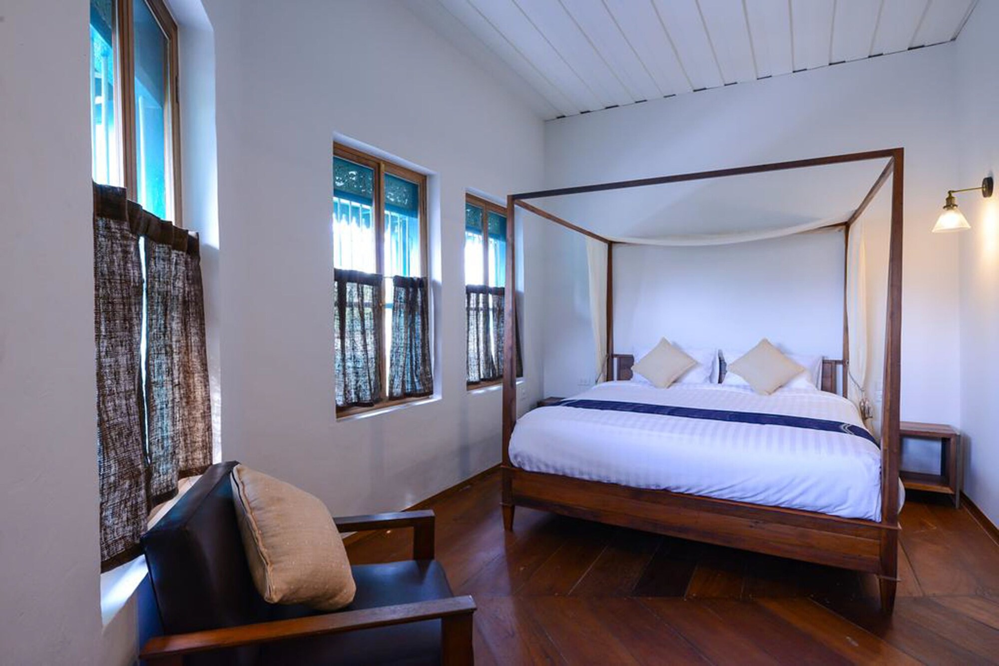 Deluxe Double room with pool view full double bed