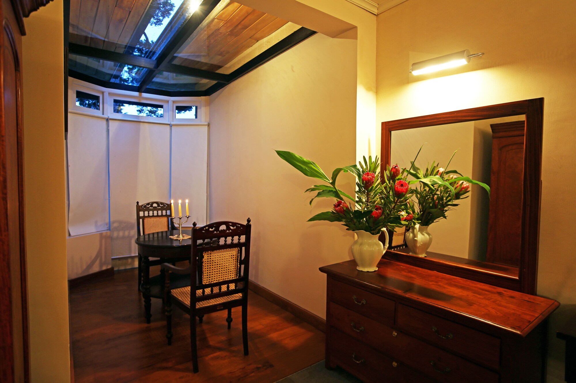 1 Bedroom Deluxe Double Suite full double bed