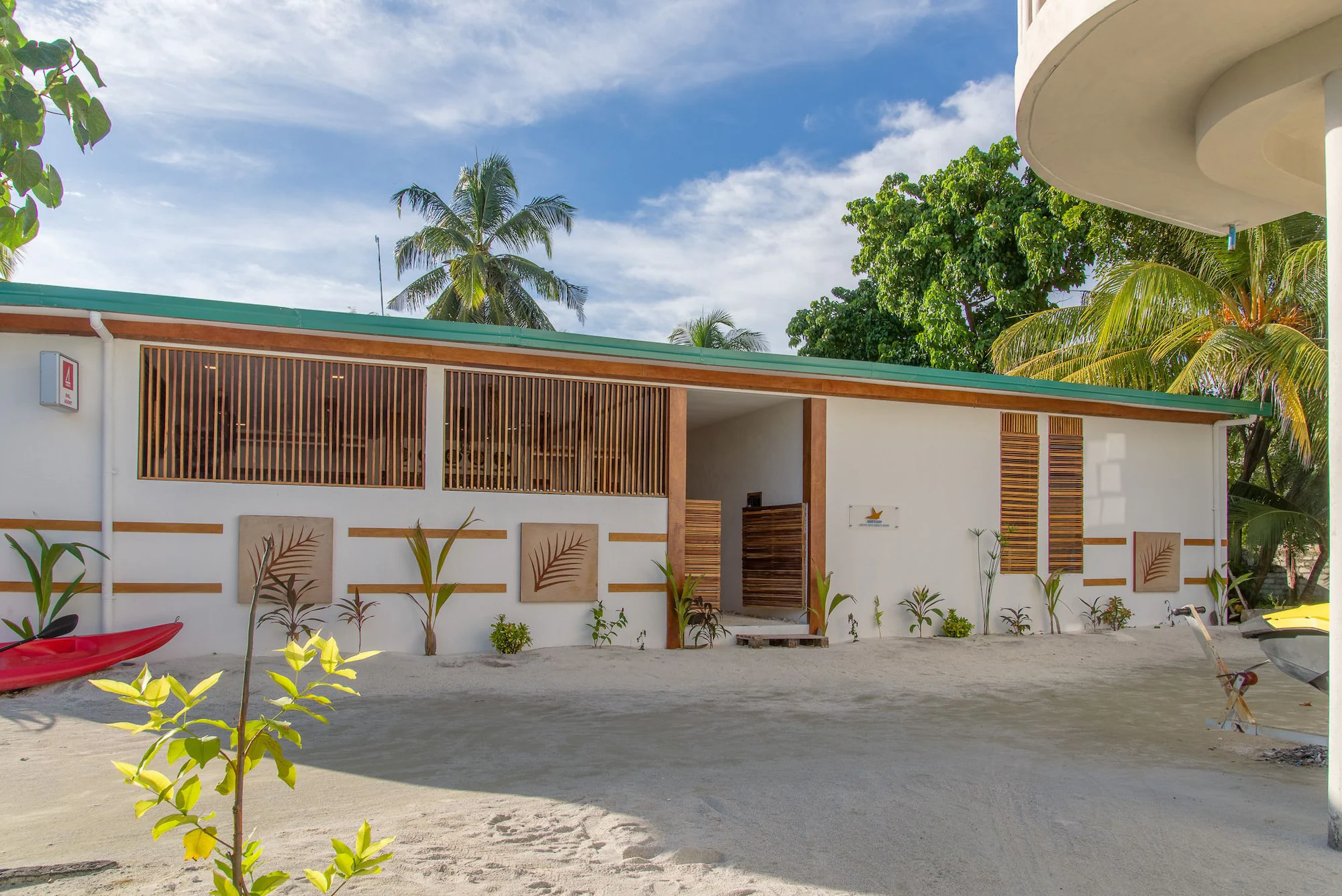 Dhiffushi White Sand Beach Hotel exterior