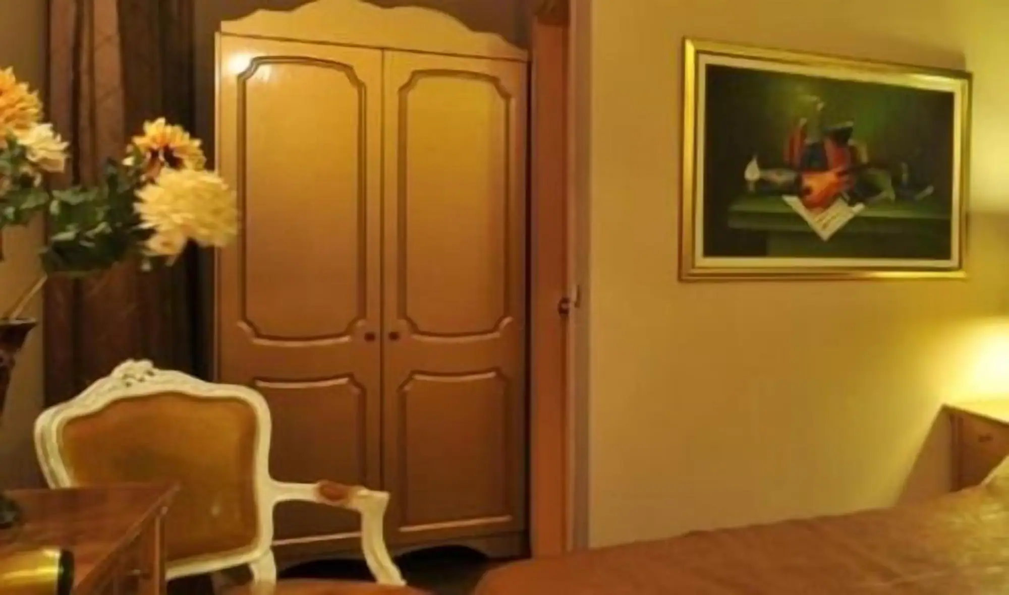 Deluxe Double Suite full double bed