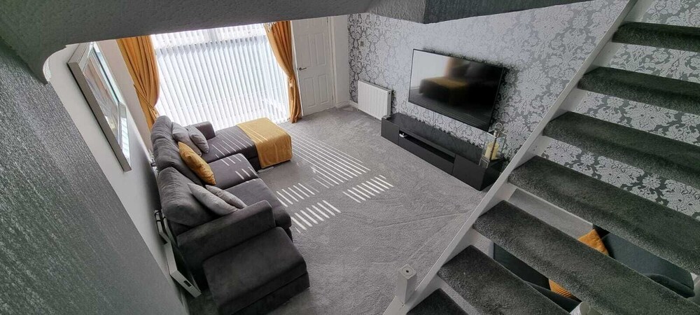 Beautiful 2 Bed House Close To M74 And Strathclyde Park - Motherwell