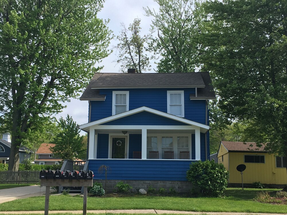 Ross J. Lomas 1927 House, Sleeps 9 - Geneva-on-the-Lake, OH