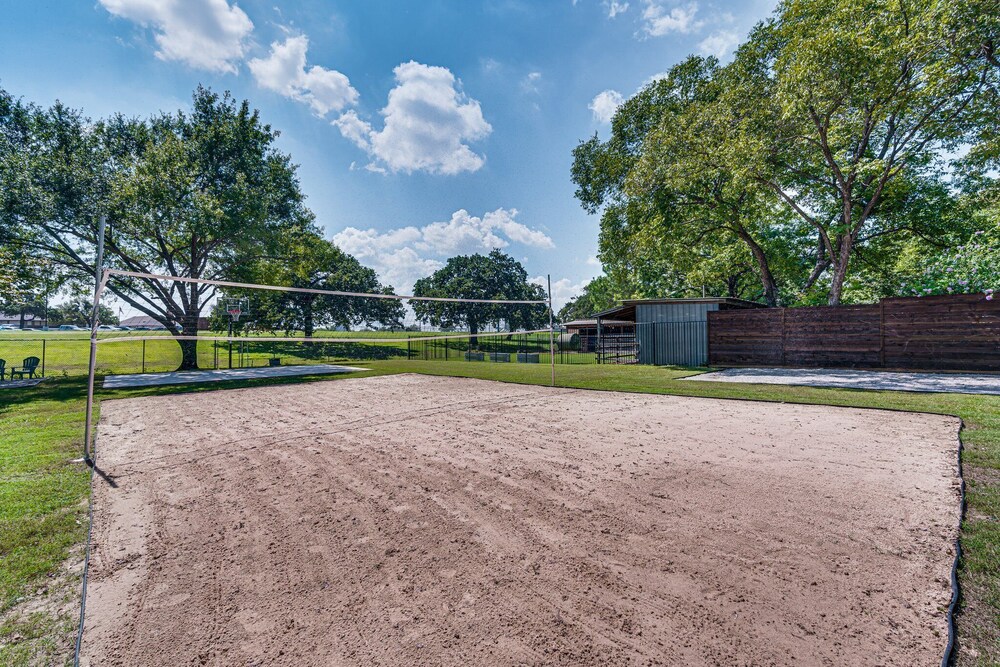Luxury Home W/ Volleyball, Golf, & Sports - Irving